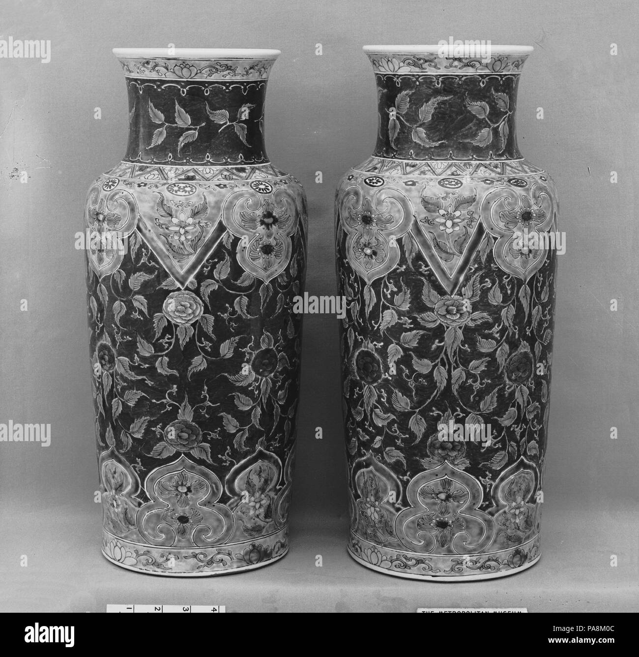 Vase. Culture : la Chine. Dimensions : H. 19 in. (48,3 cm). Date : fin 18ème-début du 19e siècle. Musée : Metropolitan Museum of Art, New York, USA. Banque D'Images