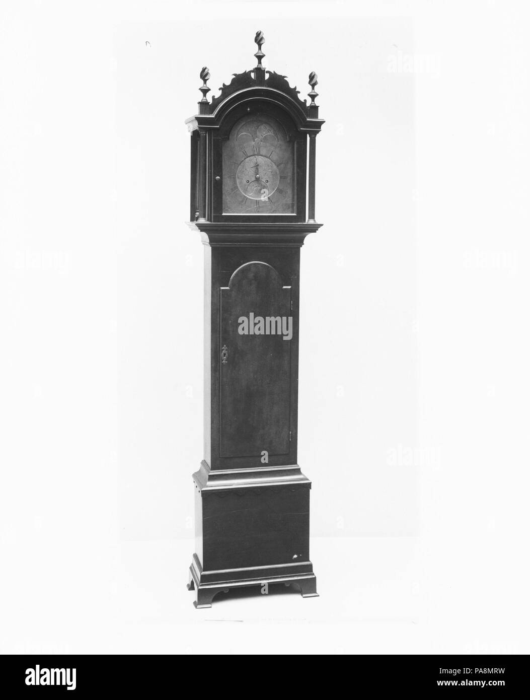 Grand Réveil. Culture : L'Américain. Dimensions : 93 3/4 x 21 1/8 x 10 1/2 in. (238,1 x 53,7 x 26,7 cm). Bouilloire : Thomas Harland (1735-1807). Date : ca. 1775. Musée : Metropolitan Museum of Art, New York, USA. Banque D'Images