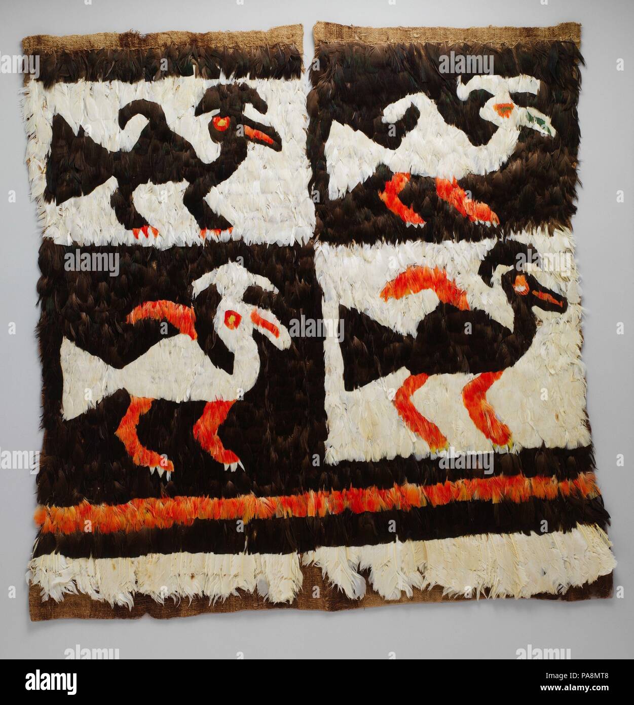Tunique à plumes. Culture : Chimú. Dimensions : H. 27 × 1/2 W. 27 in. (69,9 × 68,6 cm). Date : 15 juin-début du 17e siècle. La capitale urbaine Chimú de Chan Chan abrité des milliers d'artisans spécialisés qui vivent dans des zones à forte densité de population à proximité de la monumentale complexes architecturaux. Ces artisans--potiers, métallurgistes, bead décideurs, travailleurs du bois, et des tisserands--étaient surveillées de près par les membres de l'élite au pouvoir, qui a fourni les matières premières et le contrôle contenu symbolique de la production artistique. L'élite Chimú avait pour maintenir des contacts avec les populations du bassin amazonien afin d'être su Banque D'Images