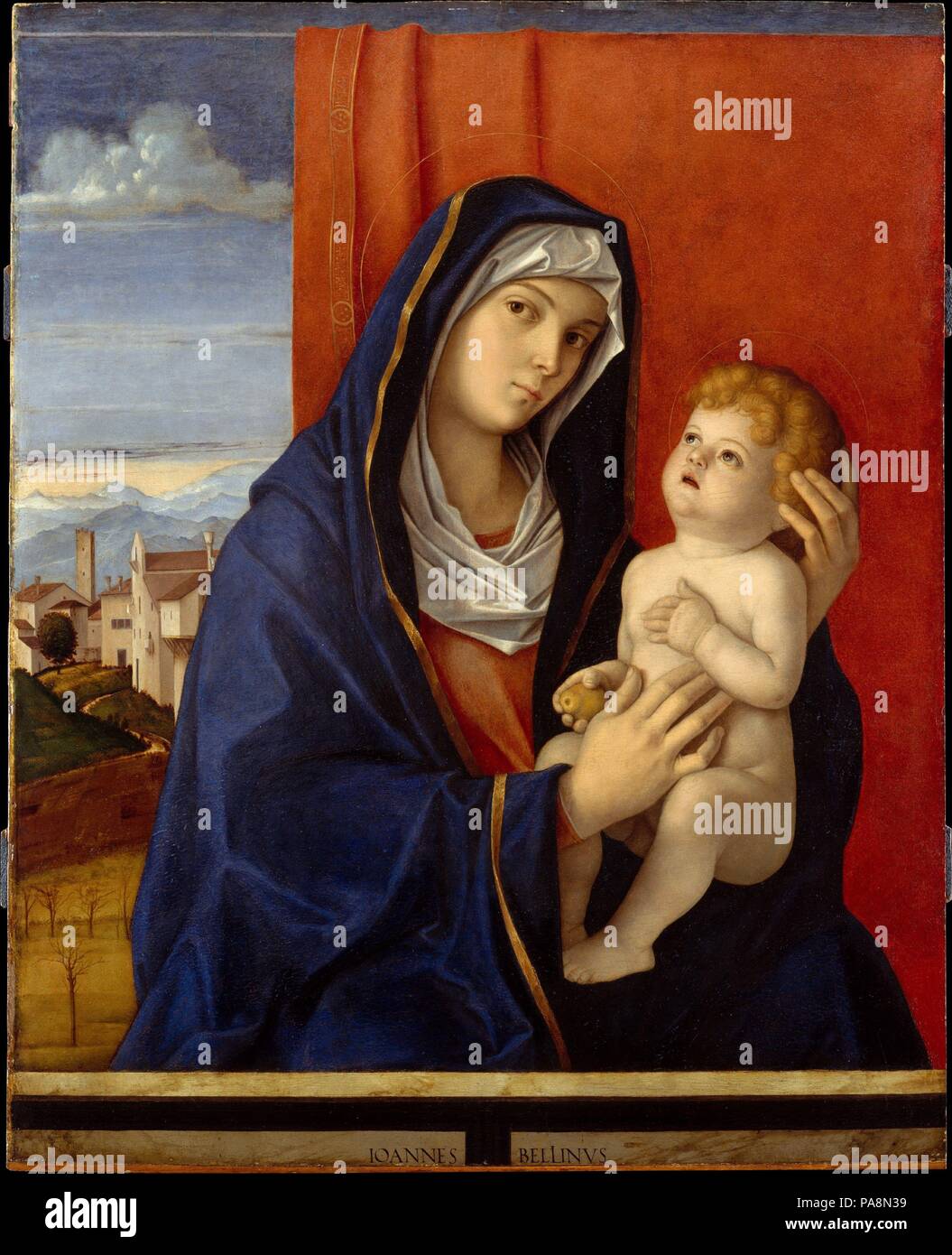 Vierge à l'enfant. Artiste : Giovanni Bellini (Italien, Venise, actif en 1459 Mort à Venise 1516). Dimensions : 35 x 28 in. (88,9 x 71,1 cm). Date : fin 1480. Séparé de notre monde quotidien par un parapet, les chiffres néanmoins engager le spectateur avec leurs regards. Un drap d'honneur a été tiré de côté pour révéler un paysage lointain, où nous assistons à la transition de l'état dormant à la nature verdoyante--une métaphore, comme l'aube, pour la mort et la renaissance. La composition asymétrique envisage les travaux de Titien. Lorsque Albrecht Dürer a visité Venise, il a déclaré le Bellini meilleur peintre. L'amende Banque D'Images