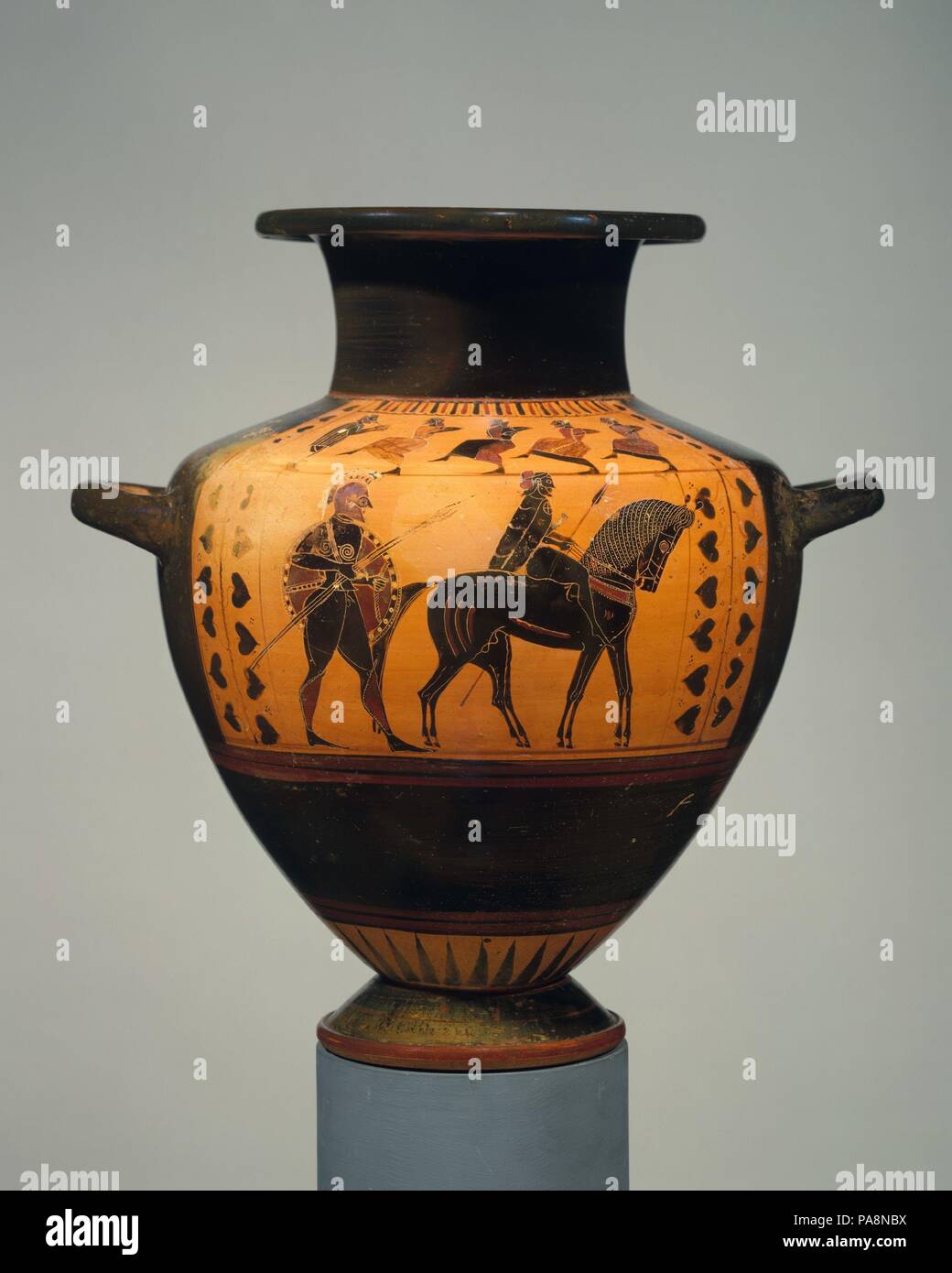 L'eau en terre cuite (hydria jar). Culture : le grec, le grenier. Dimensions : hors tout : 19 3/4 x 15 1/2 in. (50.1 x 39.4cm) diamètre de bouche 8 1/2in. (21.7cm) diamètre du corps 12 3/16 po. (30,9 cm). Date : ca. 560 (C.-B.). Sur le corps, fantassin et cavalier sur l'épaule, chorus : joueur de flûte et de danseurs ce vase contribue à notre connaissance de la première des représentations théâtrales. Les chiffres peuvent être identifiés par leurs vêtements et en particulier par les oreilles des animaux rangés dans les bandeaux. Avec l'aide de représentations contemporaines, il est possible de relier le choeur de musique Banque D'Images