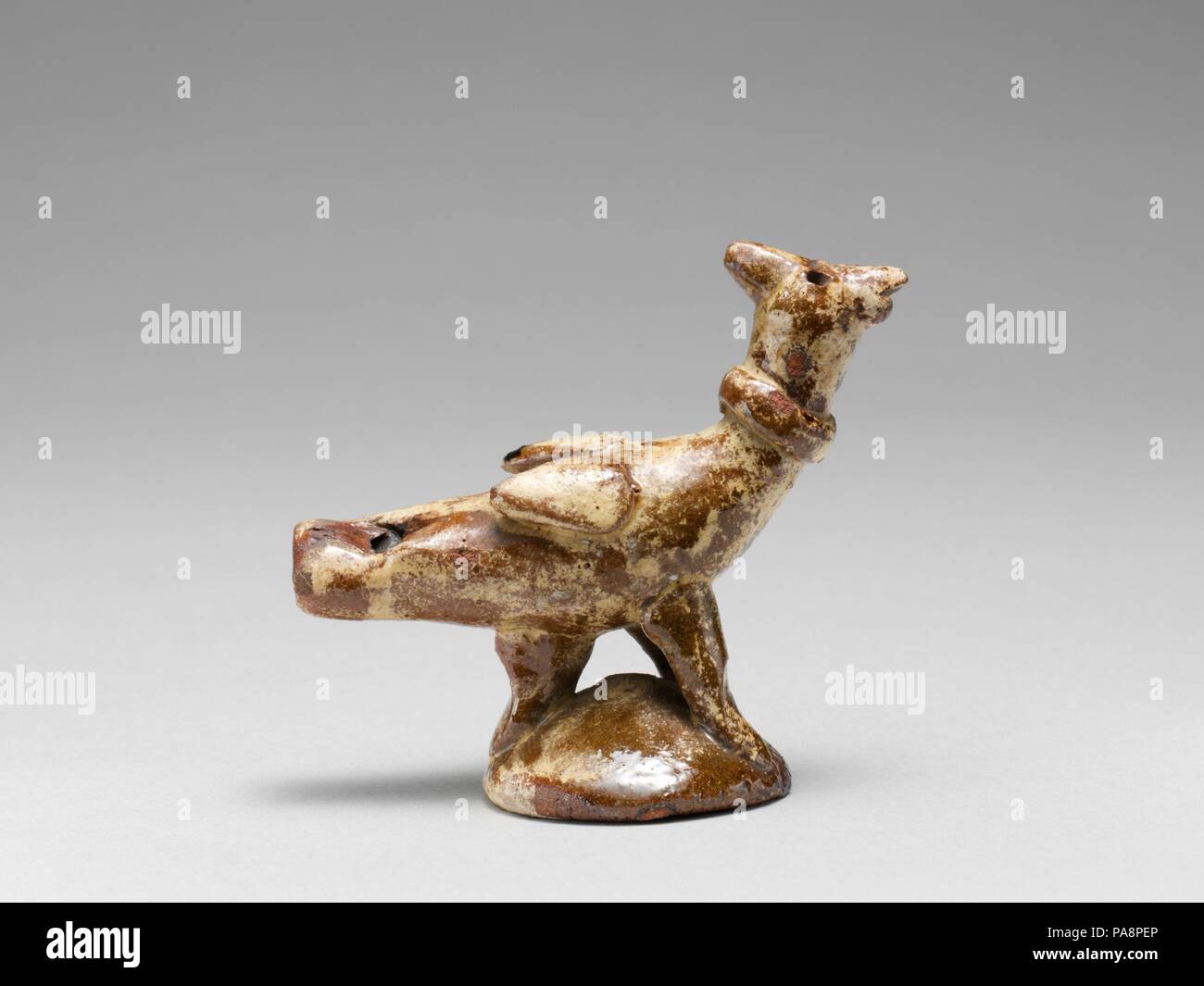Sifflet de poterie. Culture : péruvien. Dimensions : L. 79 mm. ; W. 37 mm. ; H. 70 mm. ; WT. 53 g.. Date : du 19e siècle. Musée : Metropolitan Museum of Art, New York, USA. Banque D'Images
