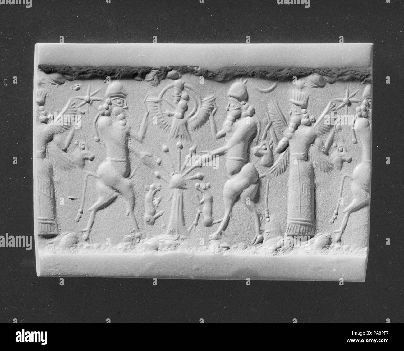 Joint de culasse et d'impression moderne : bull-hommes au-dessus de la déité accompagnement arbre sacré ; divinité ailée tenant des têtes d'animaux à cornes. Culture : l'assyrien. Dimensions : 1.24 in. (3,15 cm). Date : ca. mi-8e-7e siècle avant J.-C.. Musée : Metropolitan Museum of Art, New York, USA. Banque D'Images