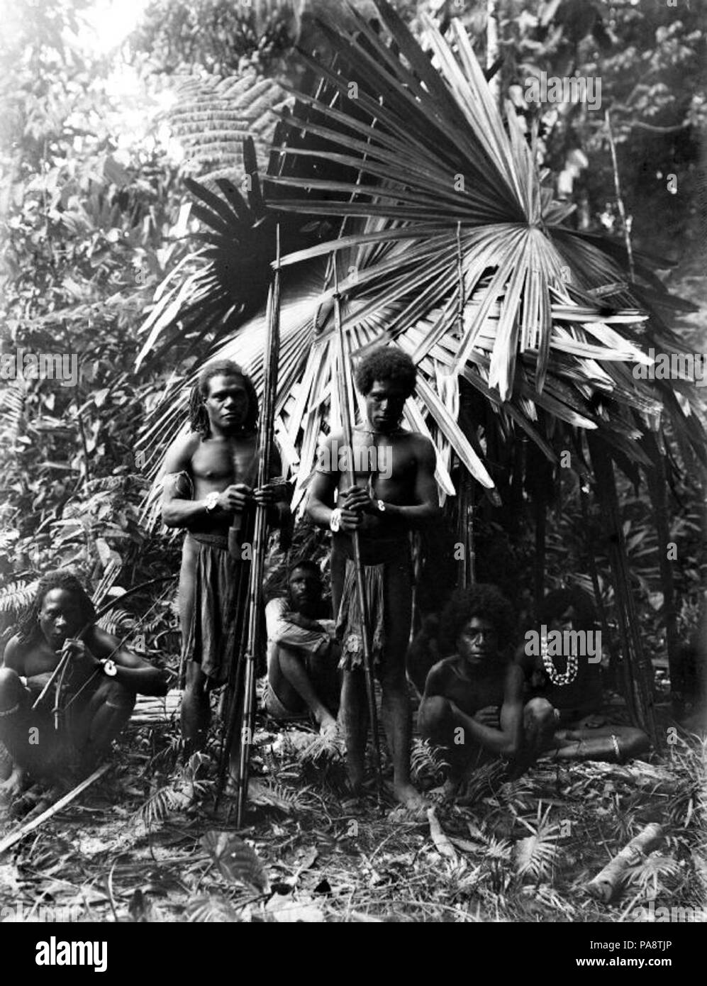 108 portrait de groupe devant d'une hutte faite de feuilles de palmier - Collectie stichting Nationaal Museum van Wereldculturen - TM-10010303 Banque D'Images