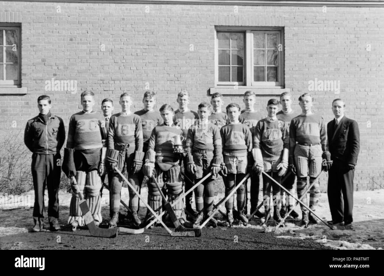 Groupe 108. Montreal West High School hockey team Junior BAnQ P48S1P06939 Banque D'Images