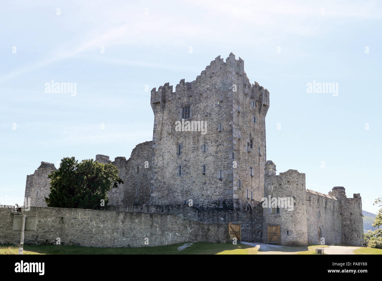 Le Château de Ross est une tour du Xvème siècle maison et garder sur le bord de Lough Leane, dans le Parc National de Killarney, comté de Kerry, Irlande. Banque D'Images