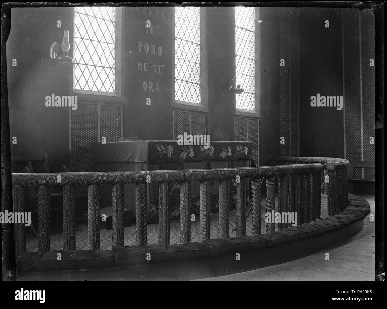 125 vue de l'intérieur de l'Église Rangiatea, montrant l'autel sculpté, et panneaux tukutuku derrière. 273657 ATLIB Banque D'Images