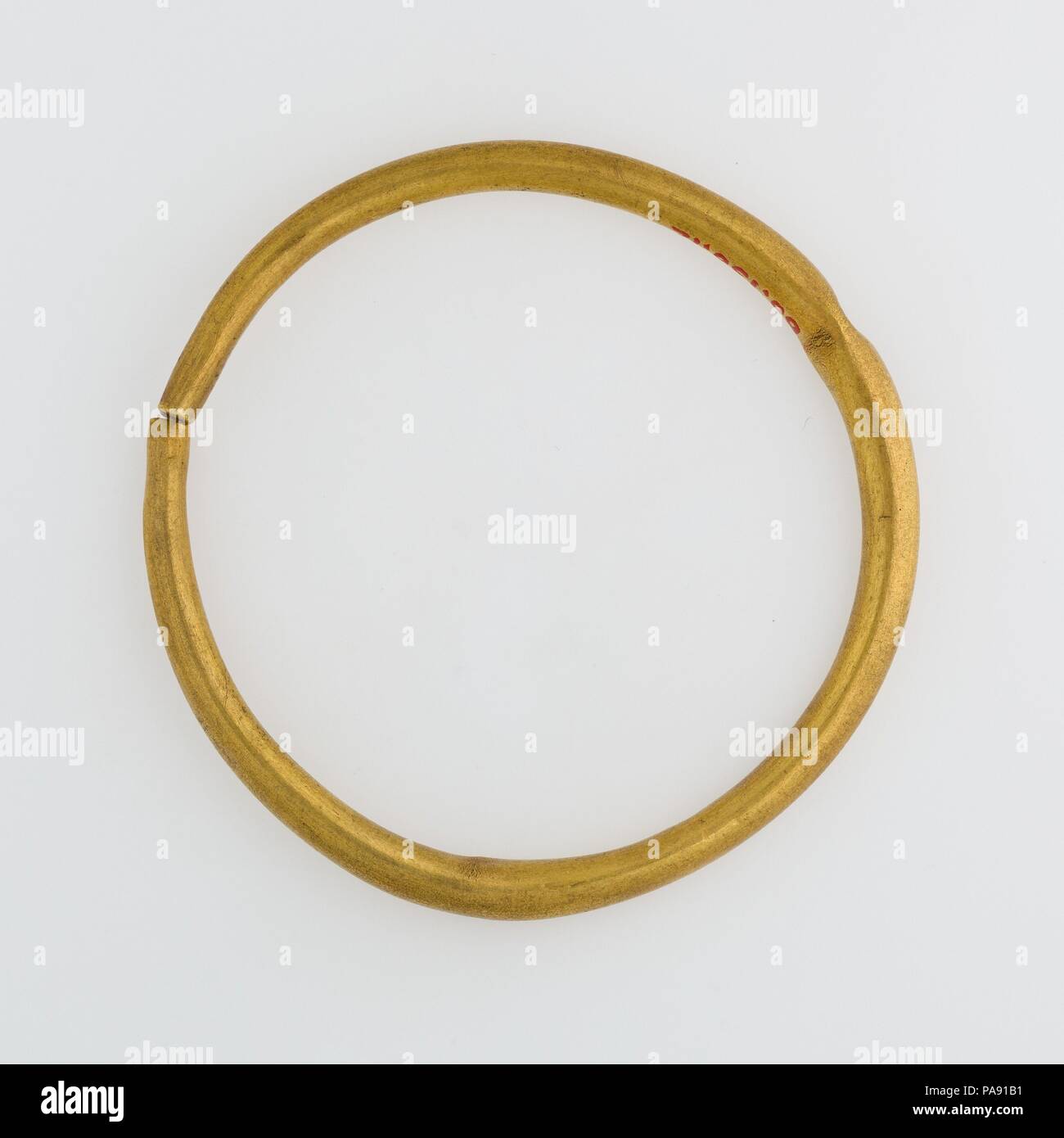 Earring Hoop. Dimensions : diam. 5 cm (1 15/16 po) ; Th. 0,4 cm (3/16 po.). Dynastie DYNASTIE : 15. Date : ca. 1648-1540 av. J.-C.. Musée : Metropolitan Museum of Art, New York, USA. Banque D'Images