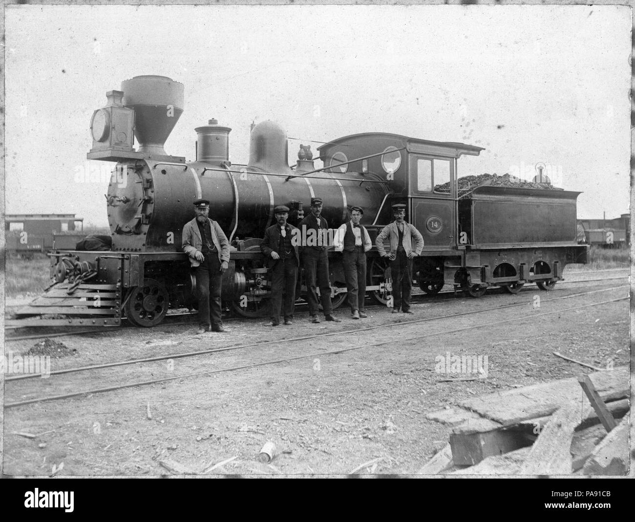 128 locomotives classe J, NZR numéro 14, 2-6-0, et les employés des chemins de fer type ATLIB 305529 Banque D'Images