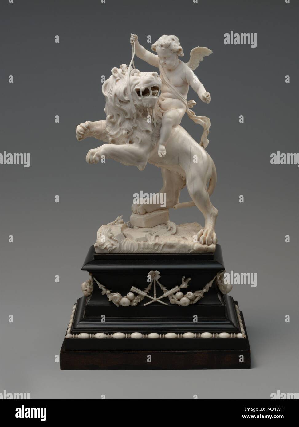 Cupidon sur un lion. Artiste : Mattheus Van Beveren (flamande, Anvers ca. Bruxelles 1630-1690). Culture : le flamand. Dimensions : Hauteur (statuette) : 8 5/8 po. (21,9 cm) ; Hauteur (base) : 4 1/2 in. (11,4 cm). Date : ca. 1675-90. Le Cupidon ailé subjuguer un lion féroce incarne la notion que "love conquers all", tiré de Ovide et Virgile. Dans la région de Van Beveren's réalisation de ce thème artistique populaire, l'amour est représenté comme un putto, ou à l'enfant. L'image de Cupidon qu'un enfant potelé dates à la Renaissance, tout comme l'imagerie de l'enfant presque identiques les anges dans le contexte sacré de Banque D'Images