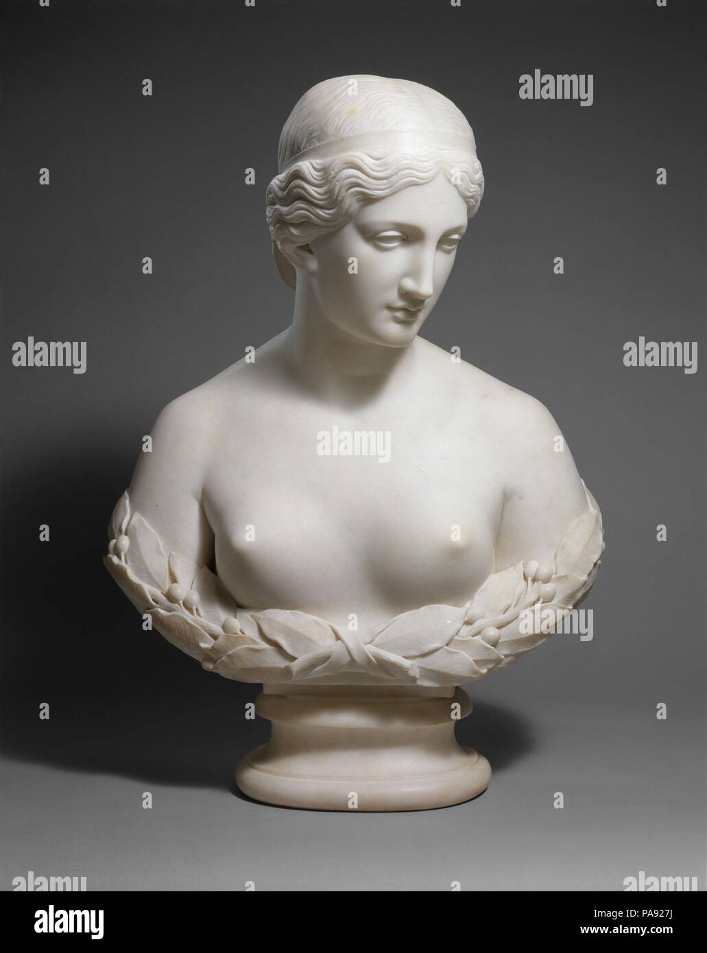 Daphné. Artiste : Harriet Goodhue Hosmer (1830-1908). Dimensions : 27 1/2 x 19 5/8 x 12 1/2 in. (69,9 x 49,8 x 31,8 cm). Date : 1853, sculpté en 1854. Dans la mythologie grecque, le premier amour d'Apollon Daphné était une nymphe qui fuyait, mariage et juré virginité perpétuelle. Fuyant le dieu, Daphne prié pour avoir de l'aide et a été transformée en laurier arbre juste comme il était sur le point de dépasser sa. Plutôt que de décrire le moment dramatique de s'échapper, Hosmer modélisé un image sereine et symbolise la métamorphose de Daphné en mettant fin à la buste en branches de laurier. Le travail est vrai pour la formation néoclassique Hosmer à Rome, wh Banque D'Images