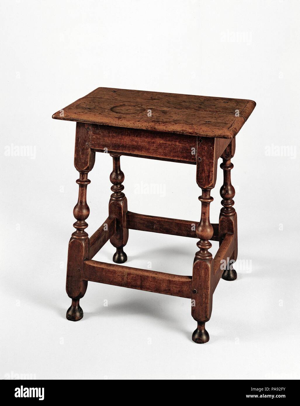 Selles mixte. Culture : L'Américain. Dimensions : 22 1/2 x 20 1/2 x 14 in. (57,2 x 52,1 x 35,6 cm). Date : 1700-1725. Selles mixte de tous les jours fourni par dix-septième et au début du xviiie siècle les ménages. La vitalité de l'ensemble de balustres tourné sur ce tabouret en font un exemple remarquable du style de William et Mary. Son siège élevé fait qu'il est très facile pour une gardienne pour reposer ses pieds sur la civière de la table qu'elle s'été arrêté pour dîner. Musée : Metropolitan Museum of Art, New York, USA. Banque D'Images