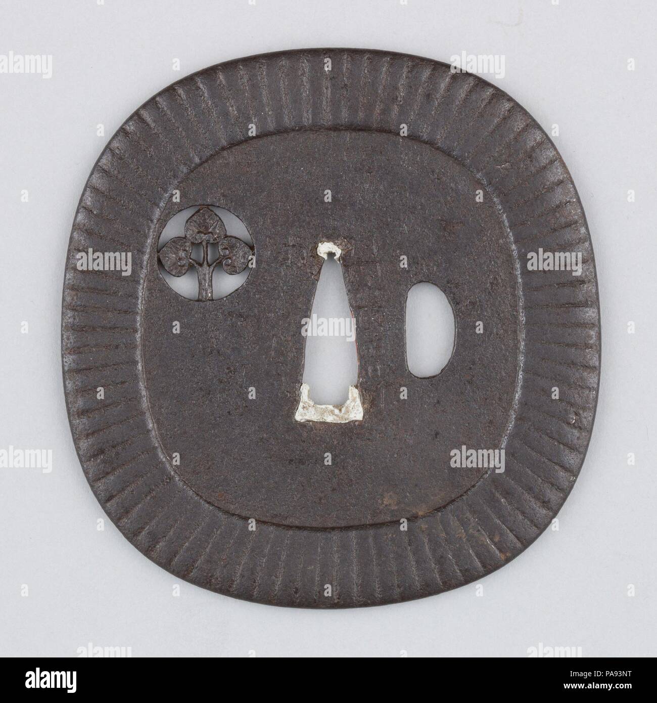 Sword Guard (tsuba). Culture : le japonais. Dimensions : H. 3 5/8 in. (9,2 cm) ; W. 3 1/2 in. (8,9 cm), épaisseur 1/8 in. (0,3 cm) ; WT. 5.3 oz. (150,3 g). Date : le 17e siècle. Musée : Metropolitan Museum of Art, New York, USA. Banque D'Images