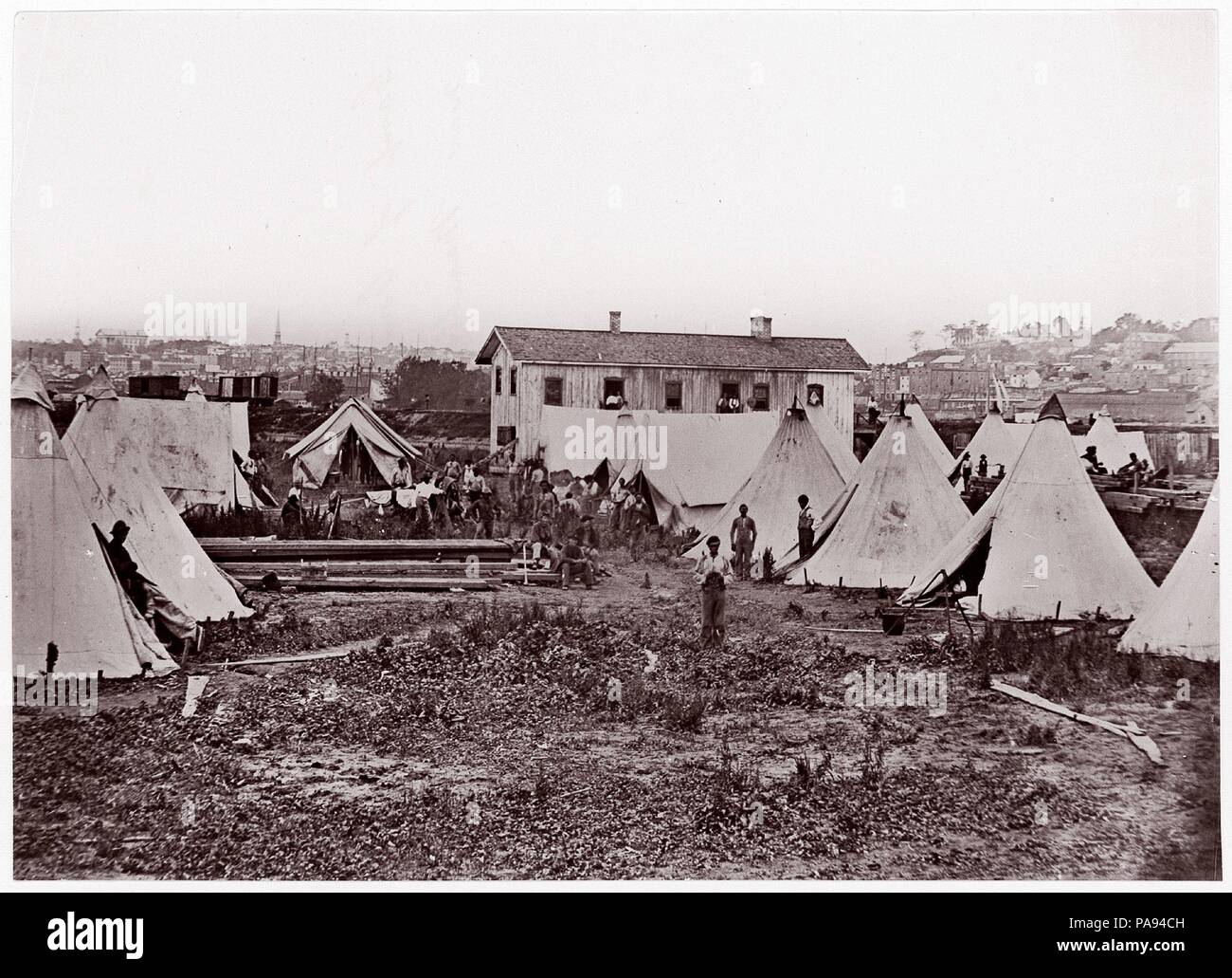 # 56, de locomotives de chemin de fer militaire américain/City Point. Prêt à prendre des troupes de l'avant par le rail. Artiste : Joseph Andrew Russell (Américain, 1830-1902). Ancienne Attribution : autrefois attribués à Mathew B. Brady (Américain, né en Irlande, 1823 ?-1896) de New York. Date : 1861-1865. Musée : Metropolitan Museum of Art, New York, USA. Banque D'Images
