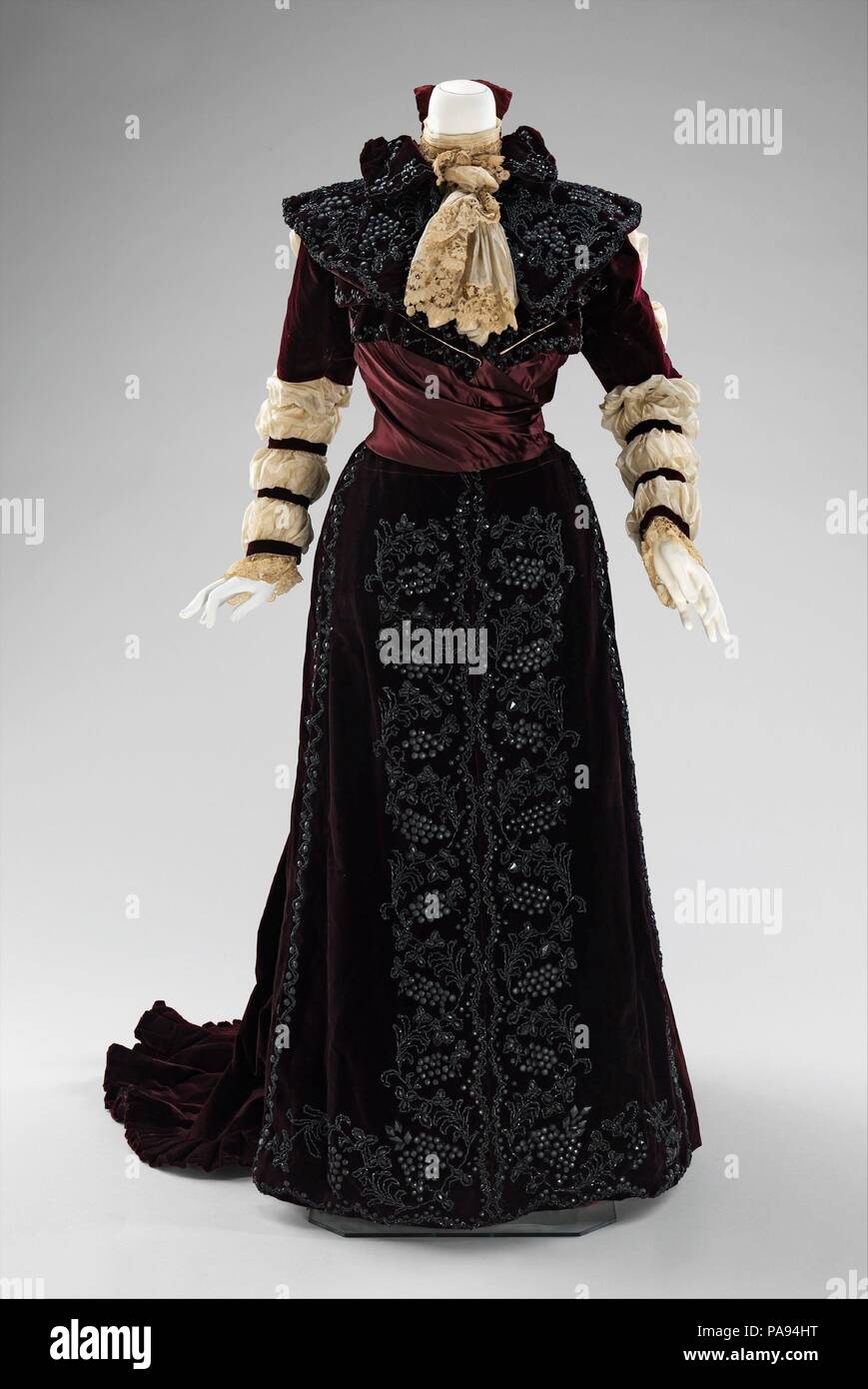 Robe. Culture : L'Américain. Date : 1890. Cette robe est conforme à  l'intérêt historique dans les reconstitutions populaire au 19ème siècle.  Les longues manches bouffantes se réfèrent tant à l'époque élisabéthaine et