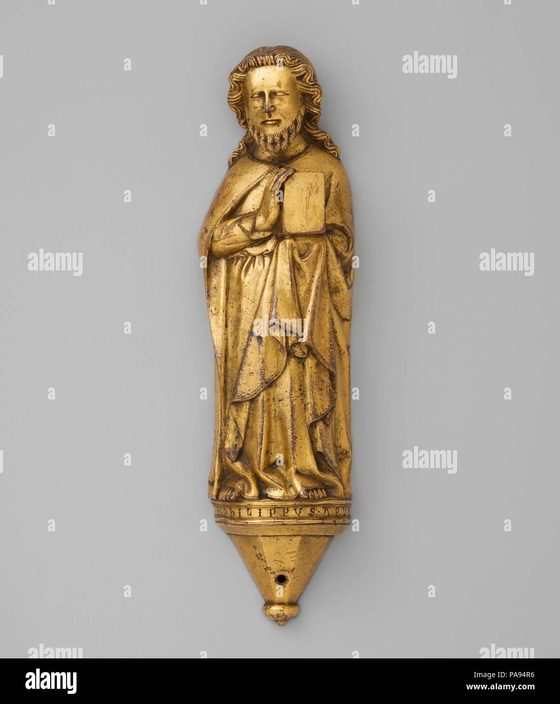 L'appliqué la figure de l'apôtre Philippe. Culture : l'allemand. Dimensions : hors tout : 12 x 3 9/16 x 1 7/16 15/16 in. (31,9 x 8,7 x 4,9 cm). Date : ca. 1350. Musée : Metropolitan Museum of Art, New York, USA. Banque D'Images