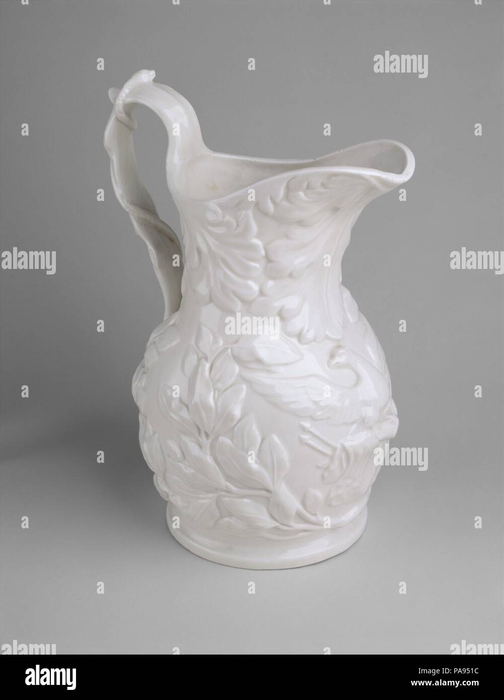 Pitcher. Culture : L'Américain. Dimensions : H. 13 1/2 in. (34,3 cm). Bouilloire : attribué à l'entreprise américaine de fabrication de porcelaine (1854-1857). Date : 1854-57. Musée : Metropolitan Museum of Art, New York, USA. Banque D'Images