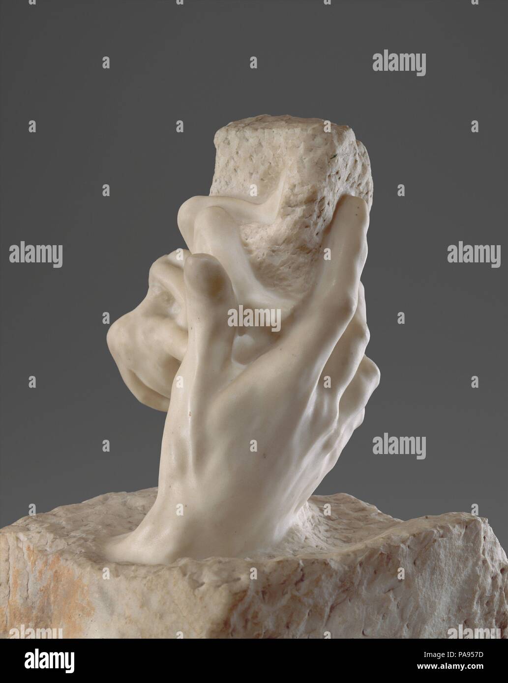 La main de Dieu. Artiste : Auguste Rodin (français, Paris 1840-1917 Meudon). Culture : le français. Dimensions : hors tout (confirmé) : 29 × 23 × 25 3/4 1/4 in., 508 lb. (73,7 × 60,3 × 64,1 cm, 230,4 kg). Date : le modèle ca. 1896-1902, sculpté ca. 1907. Rodin présente les chiffres inchoatives d'Adam et Eve bercé dans la main de Dieu. La composition est un hommage à son vénéré 'Master' Michelangelo, l'artiste de la Renaissance dont les chiffres non fini de se matérialiser hors de pierre brute symbolisent le processus de création artistique. Dans ce travail, Rodin assimile la hardiment la main générative de Dieu avec la main de l'ingénieux s Banque D'Images