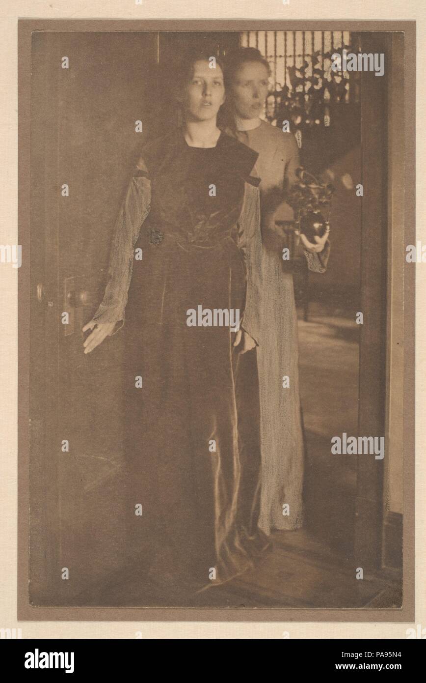 Entrée par la porte. Artiste : Clarence H. White (Américain, 1871-1925). Dimensions : 20,2 x 13,1 cm (7 15/16 x 5 3/16 in.) Mont : 21,4 x 31,9 cm (8 7/16 x 12 9/16 in.) (2e) : 37,1 x 31,9 cm (14 5/8 x 12 9/16 in.). Date : 1898. Musée : Metropolitan Museum of Art, New York, USA. Banque D'Images