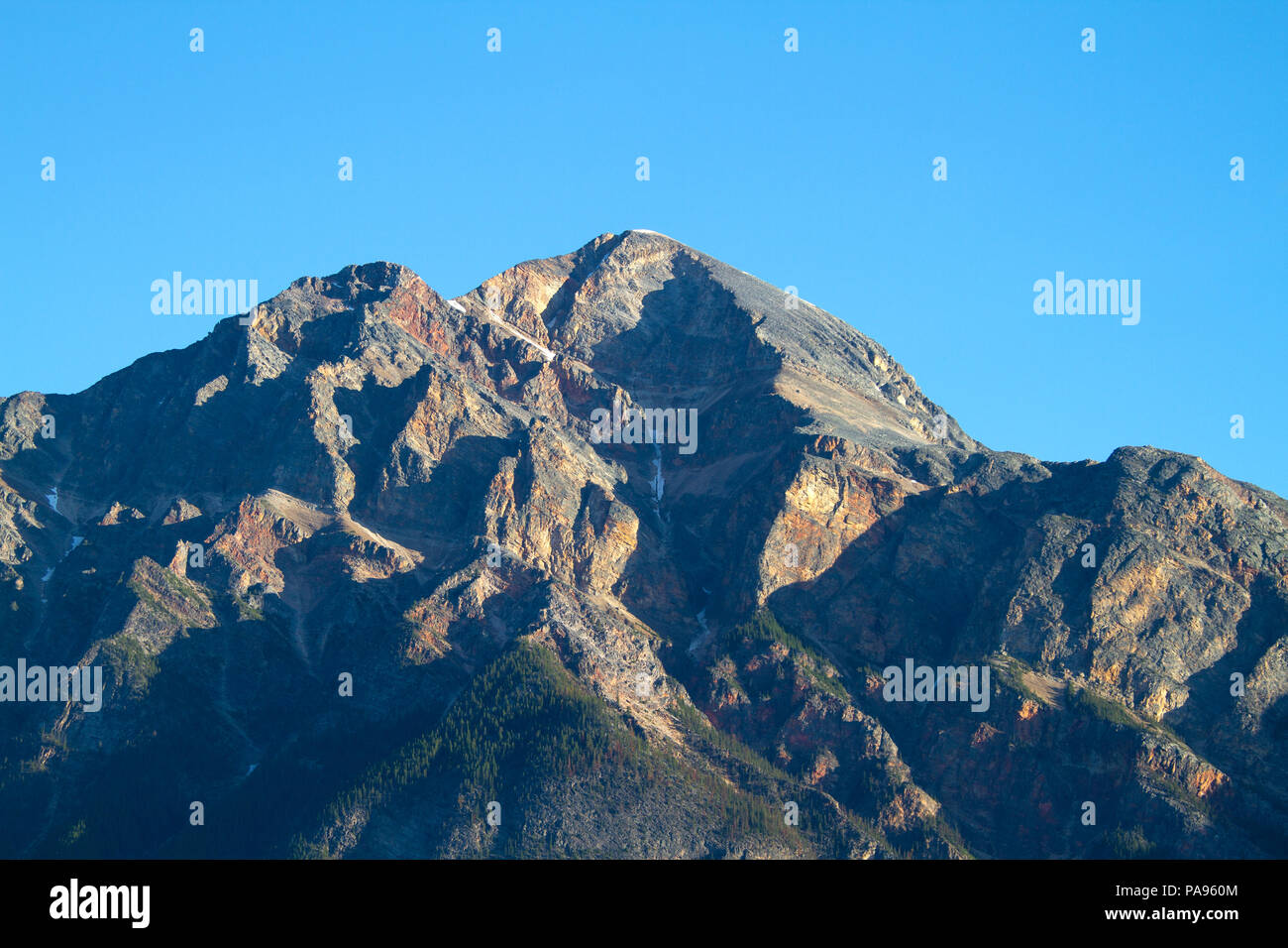 Close up of Pyramid Mountain Peak au sommet du Parc National de Jasper en Alberta, au Canada, au cours de l'été. Banque D'Images