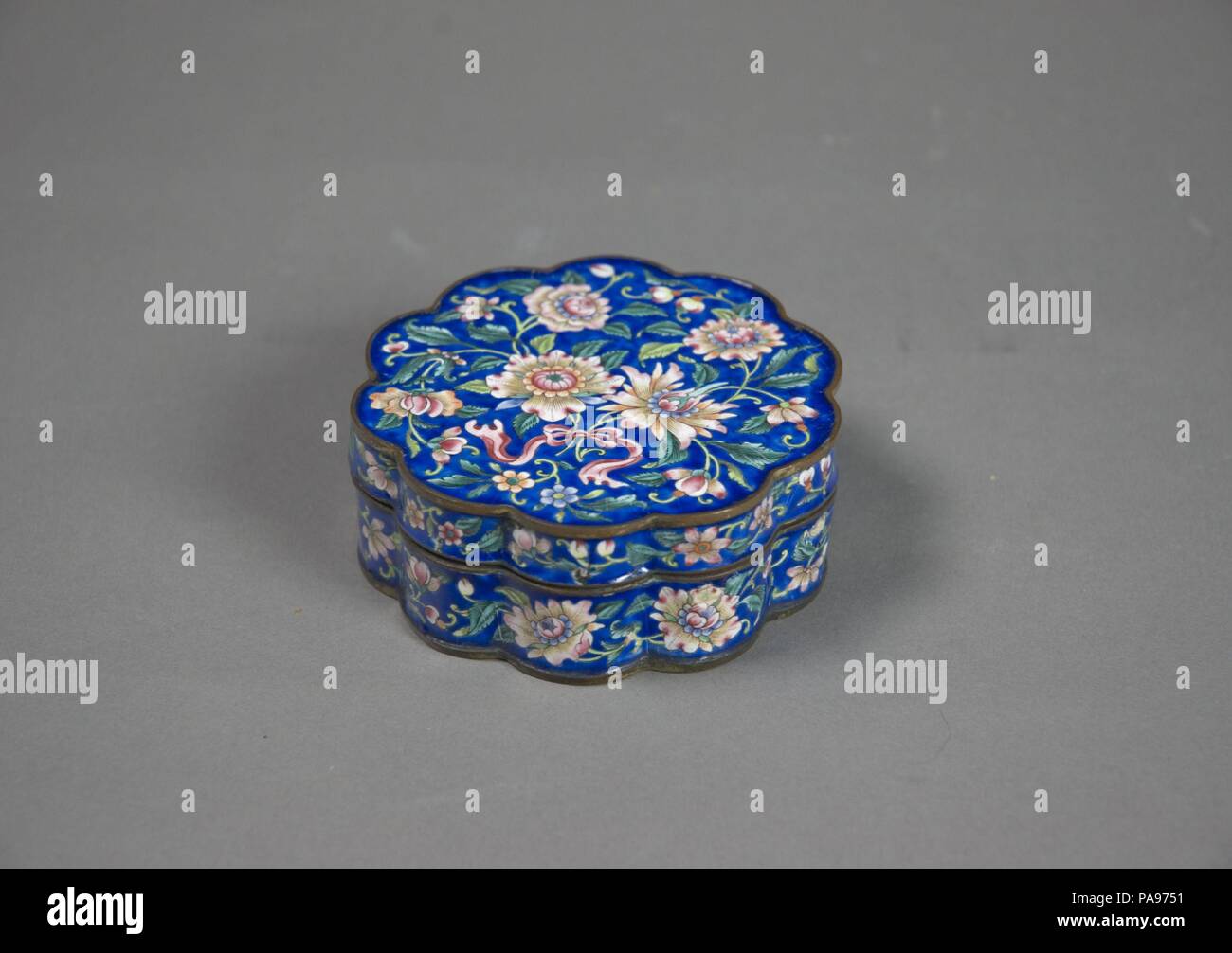 Fort avec des volutes. Culture : la Chine. Dimensions : H. 1 1/4 in. (3,2 cm) ; Diam. 3 3/8 in. (8,6 cm). Date : le 18e siècle. Musée : Metropolitan Museum of Art, New York, USA. Banque D'Images