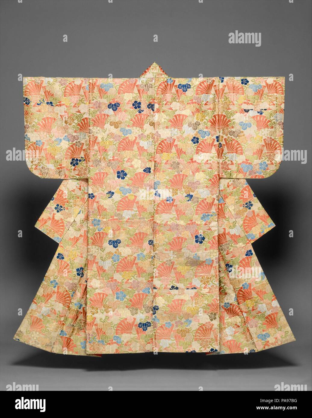 Costume de Noh (Karaori) avec configuration des fans de Cypress et Yugao Fleurs. Culture : le Japon. Dimensions : hors tout : 67 x 56 in. (170,2 x 142,2 cm). Date : 18e-début du 19e siècle. Ce schéma d'ouvrir des fans de Cypress et fleurs d'un yugao gourd vine incontestablement évoque un épisode du chapitre 4 du Dit du Genji--Prince Genji tragique de l'affaire avec une mystérieuse jeune femme qui répond à son poème en présentant une pulvérisation de yugao fleurs sur un ventilateur et meurt plus tard aux mains de l'esprit jaloux de Genji de Dame Rokujo amant négligées. L'épisode a inspiré un jeu appelé noh Yugao, attribué à Zeami Banque D'Images