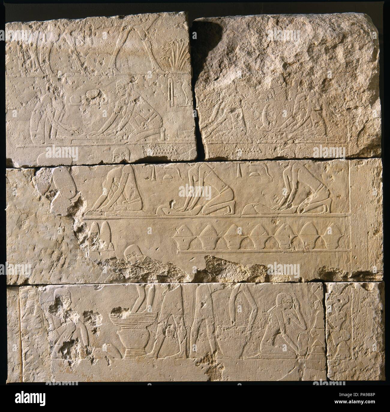 Tombeau Chapelle de Raemkai : mur nord. Dynastie DYNASTIE : 5. Date : ca. 2446-2389 av. J.-C.. Le mur nord dans une tombe enceinte comme celle-ci, qui est entrée à partir du côté nord du mur est, les murs est et nord sont les plus proches de l'entrée et donc de la vie sur terre. Les scènes suivantes sont présentés sur le mur nord : la vie en plein air avec des troupeaux, la préparation du poisson, la cuisson et la brasserie, et offrant des porteurs orientés vers la niche dans la partie inférieure du mur. La durée de vie du troupeau les pieds des hommes et des animaux sont encore visibles dans la partie préservée de vous inscrire. Les plantes trapues dispersés indiquent Banque D'Images