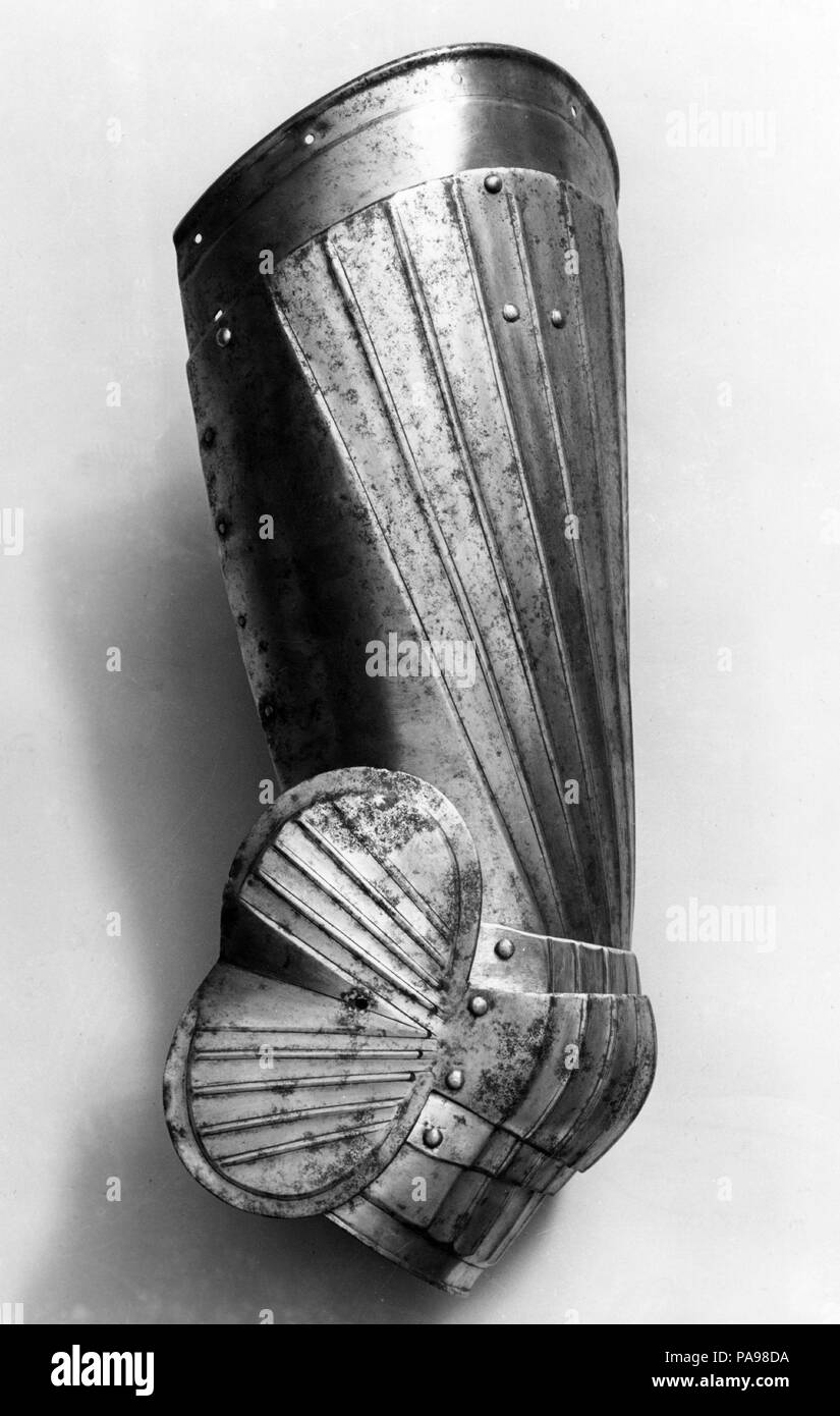 La cuisse droite de la Défense (cuisse) avec la défense du genou (Poleyn). Culture : l'allemand. Dimensions : H. 18 3/4 in. (47,6). Date : le 16ème siècle. Musée : Metropolitan Museum of Art, New York, USA. Banque D'Images