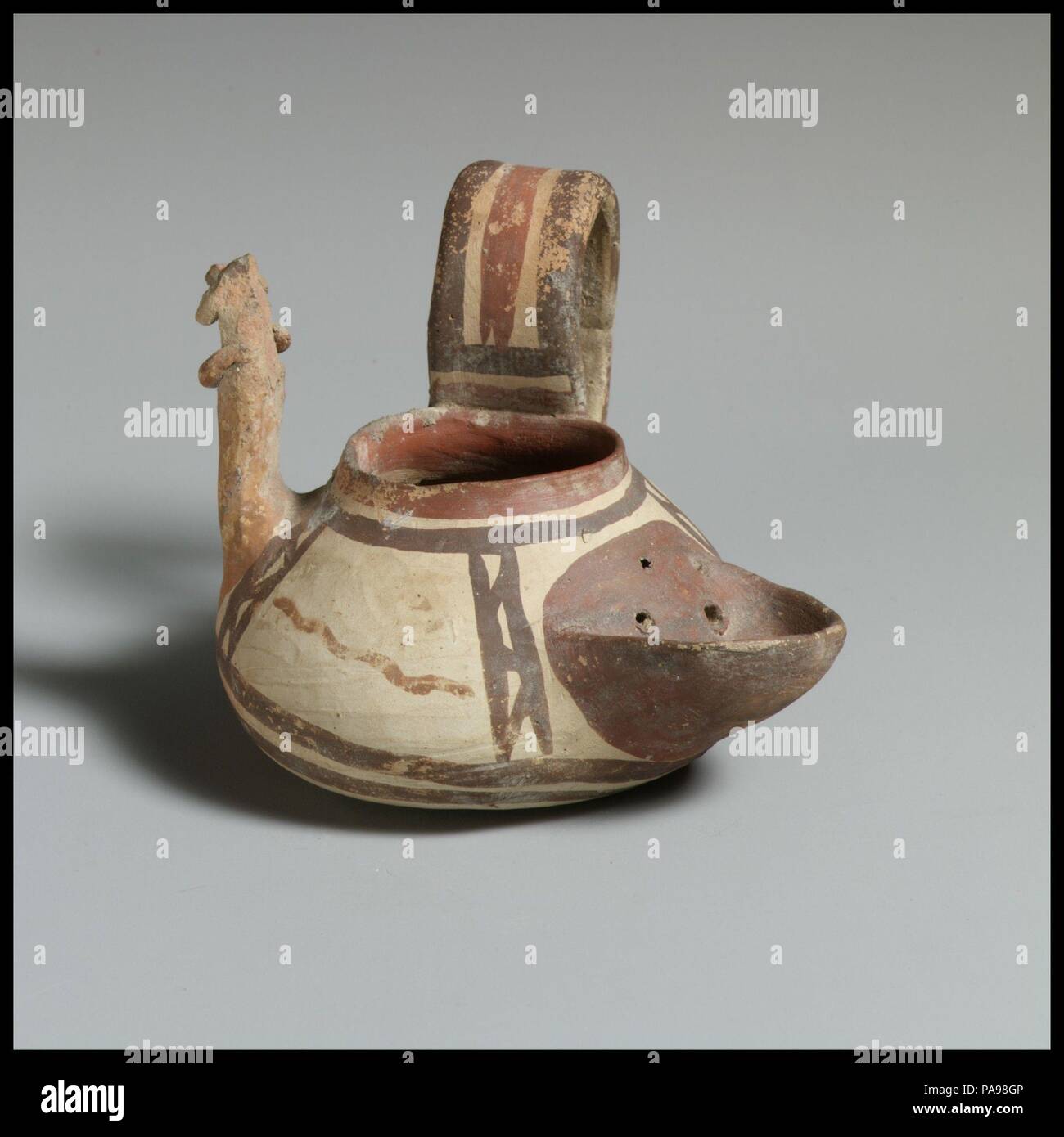 Un vase en terre cuite à manche avec crépine. Culture : Native Italic, Daunian. Dimensions : H. 3 3/4 in. (9,5 cm) longueur 4 3/4 in. (12,1 cm). Date : milieu 17e siècle AVT. Une fonction rituelle a été établi pour cette forme caractéristique avec une poignée sur le côté, une lèvre éversée contenant un tamis, et une figure humaine. Musée : Metropolitan Museum of Art, New York, USA. Banque D'Images