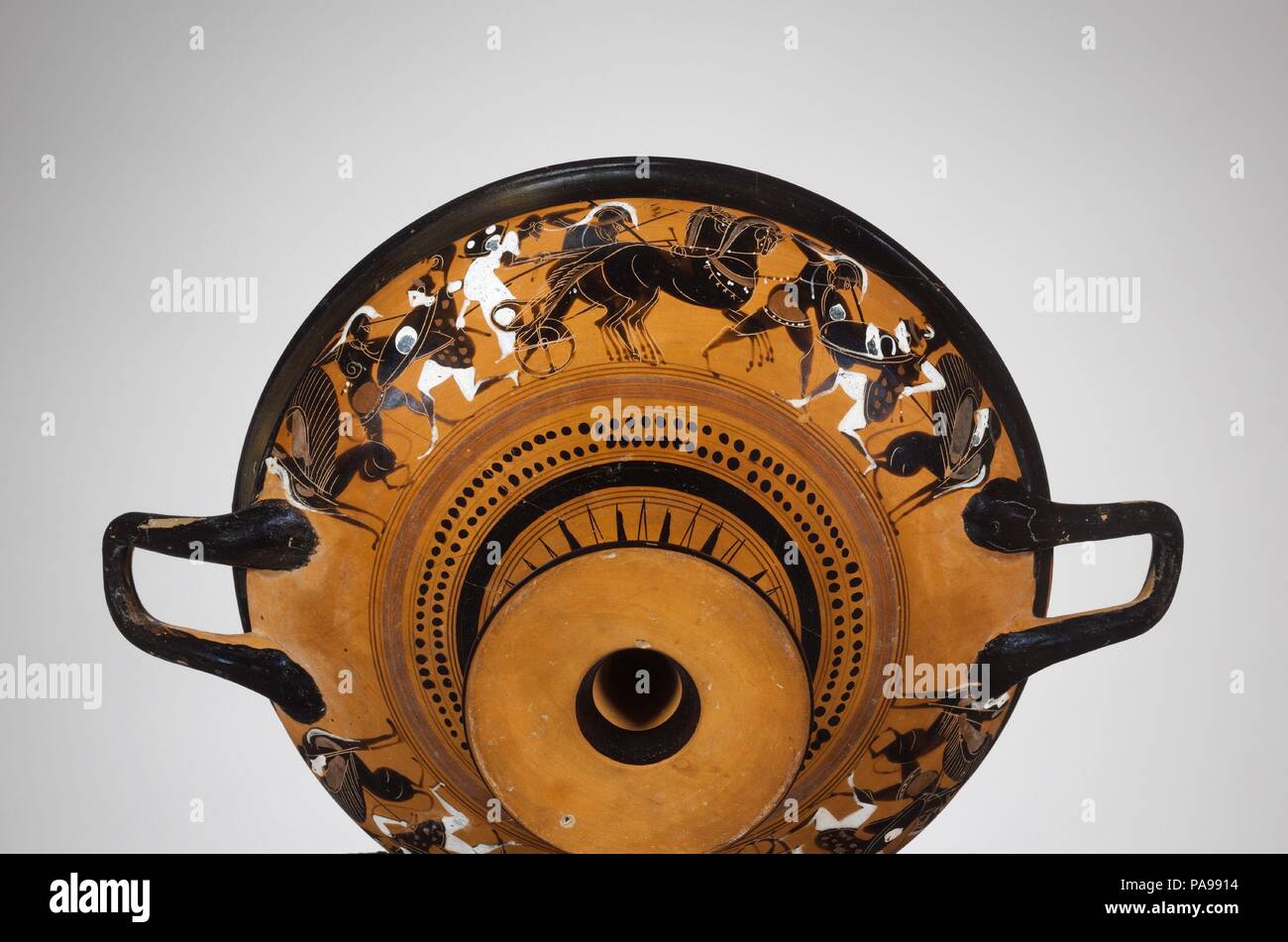 Kylix en terre cuite : tasse tasse (statisme). Culture : le grec, le grenier. Dimensions : d'autres : 5 1/16 x 10 in. (12,9 x 25,4 cm). Date : ca. 540 (C.-B.). L'extérieur, l'avers et le revers, Amazonomachy sur les poignées, sphinx nommé d'après l'érudit J.P. Droop qui décrit pour la première fois la forme, ont été produites entre tasses de statisme sur 540 et 510 C.-B. Ils sont caractérisés par la canalisation en haut de la tige et, en particulier, par la succession de frises entre le principal et les rayons de la zone figure à la base du bol. Musée : Metropolitan Museum of Art, New York, USA. Banque D'Images