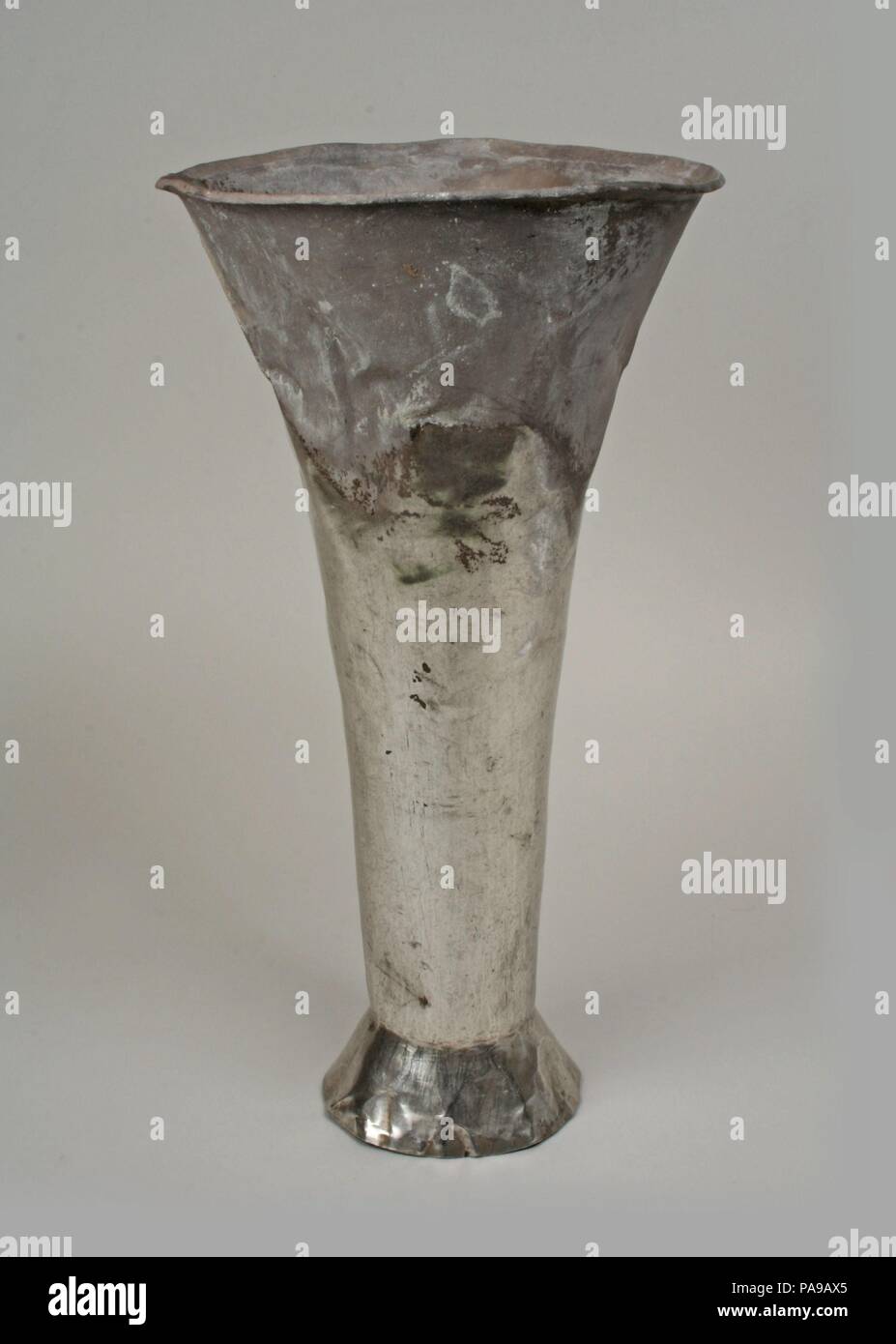 Bécher. Culture : Chimú. Dimensions : H. 12 7/8 x diam. 7 in. (32,7 x 17,8 cm). Date : 12e-15e siècle. Musée : Metropolitan Museum of Art, New York, USA. Banque D'Images
