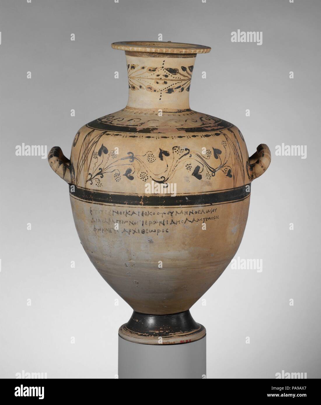 Hadra en terre cuite (hydria pot d'eau). Culture : le grec, l'époque ptolémaïque, crétois. Dimensions : H. : 16 5/8 x 10 1/2 in. (42,2 x 26,7 cm). Date : 226-225 B.C.. L'inscription sur l'avant donne le nom du défunt dont les cendres des os ont été placés à l'intérieur. Il était Hieronides de Phocée, qui est mort alors qu'il dirigeait une ambassade à la cour royale de Ptolémée III Euergetes (246-221 B.C.). Musée : Metropolitan Museum of Art, New York, USA. Banque D'Images