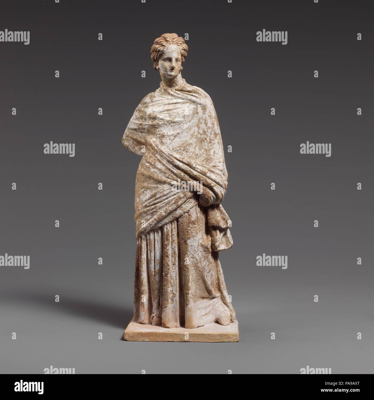 Statuette en terre cuite d'une femme drapée. Culture : le grec, Béotienne probablement. Dimensions : H. 8 3/8 in. (21,2 cm). Date : 3ème siècle avant JC. Il y a des restes de couleur, en particulier sur le visage et les cheveux. La dame est également port de boucles d'oreilles. Musée : Metropolitan Museum of Art, New York, USA. Banque D'Images