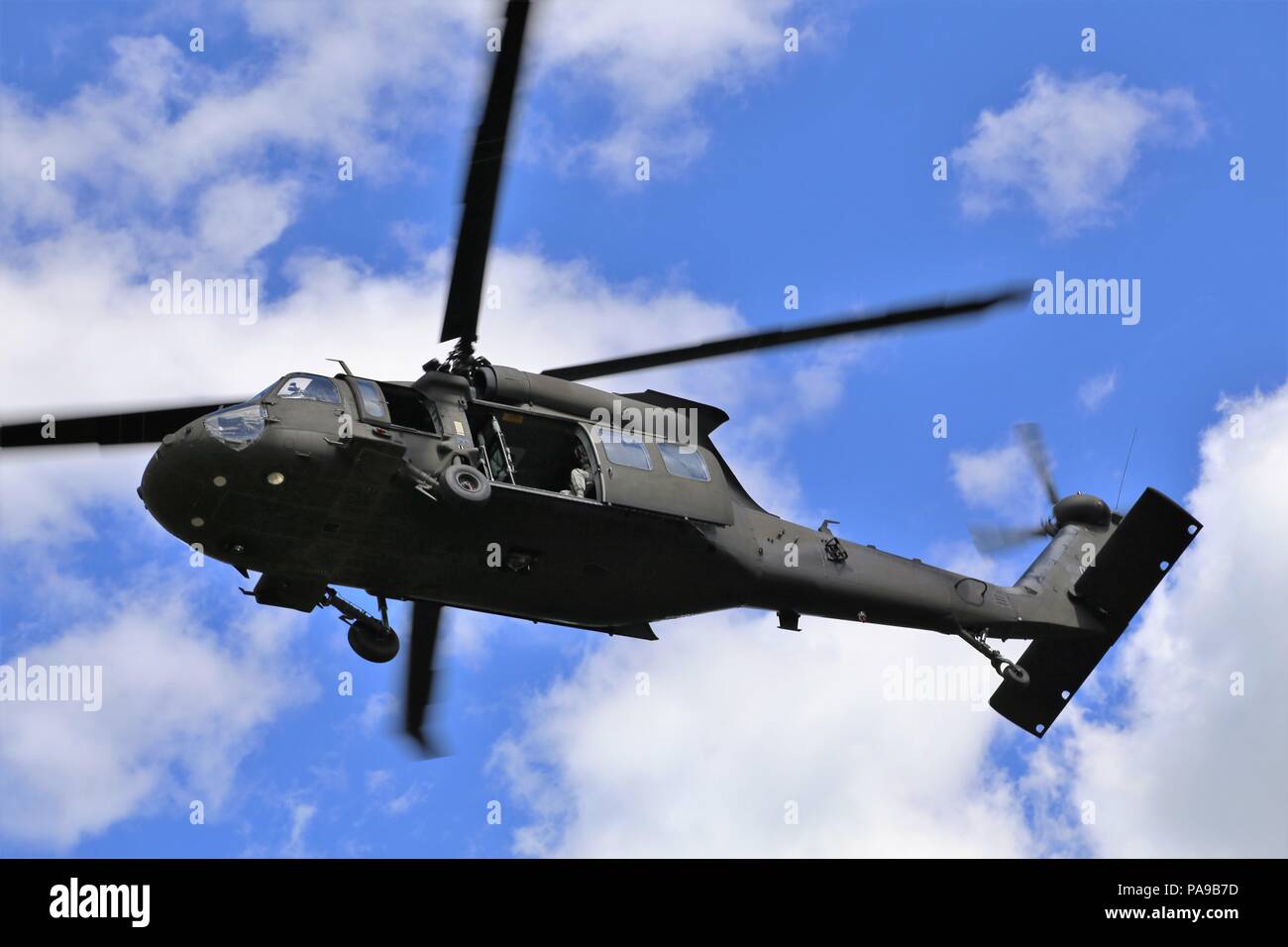 Une garde nationale hélicoptère Blackhawk UH-60 survole une zone de formation sur l'exploitation pour le poste lors de Patriot North 2018 17 juillet de l'exercice 2018, au Fort McCoy, Wisconsin Patriot North est un service commun de l'exercice civil et militaire, parrainé par le Bureau de la Garde nationale, qui aura lieu au Fort McCoy et Volk Field la préparation au combat au Centre, Wisconsin (Etats-Unis) C'est un exercice de formation conçu pour la gestion des urgences civiles et des intervenants à travailler avec les entités militaires de la même manière qu'ils auraient lors de catastrophes. Le test d'exercice de la gestion des urgences du Wisconsin et de la Garde Nationale" Banque D'Images
