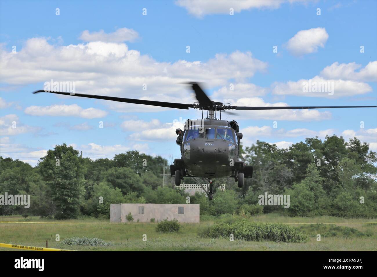 Une garde nationale hélicoptère Blackhawk UH-60 survole une zone de formation sur l'exploitation pour le poste lors de Patriot North 2018 17 juillet de l'exercice 2018, au Fort McCoy, Wisconsin Patriot North est un service commun de l'exercice civil et militaire, parrainé par le Bureau de la Garde nationale, qui aura lieu au Fort McCoy et Volk Field la préparation au combat au Centre, Wisconsin (Etats-Unis) C'est un exercice de formation conçu pour la gestion des urgences civiles et des intervenants à travailler avec les entités militaires de la même manière qu'ils auraient lors de catastrophes. Le test d'exercice de la gestion des urgences du Wisconsin et de la Garde Nationale" Banque D'Images