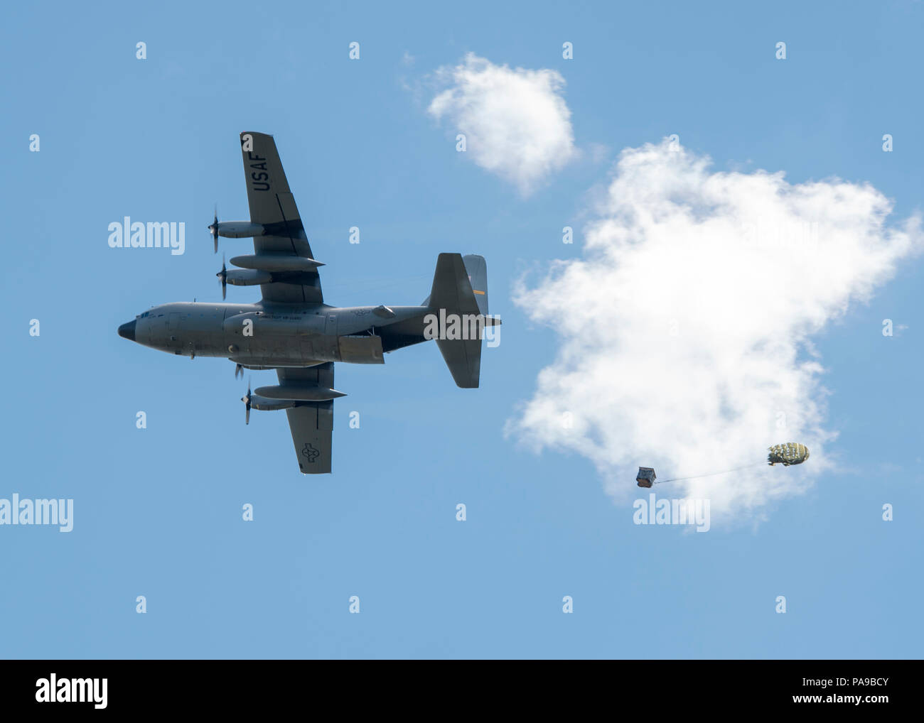 Aviateurs de la 103e Escadre de transport aérien, Bradley Air National Guard Base, Texas, effectuer une chute du fret à partir d'un C-130 Hercules, le 17 juillet 2018, le Fort McCoy, au Wisconsin, dans le cadre de l'exercice 18 Patriot North. Patriot est une des opérations nationales en cas de catastrophe l'exercice de formation menée par des unités de la Garde Nationale en collaboration avec les administrations fédérale, provinciales et locales des organismes de gestion des urgences et premiers intervenants. (U.S. Photo de la Garde nationale aérienne Airman Cameron Lewis) Banque D'Images