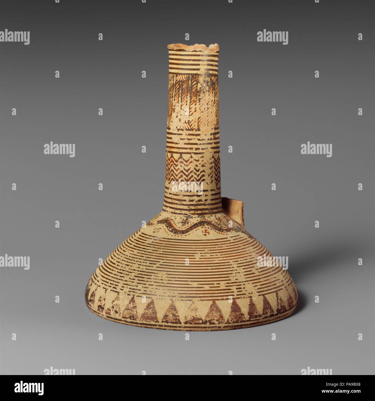 Pot en terre cuite (oinochoe). Culture : grec, Corinthian. Dimensions : H. comme préservé 6 13/16 in. (17,3 cm). Date : ca. 725-690 av. J.-C.. Sur le corps, la forme de serpent, avec son long col étroit et le trèfle de la bouche, et la décoration très discipliné, dense sont caractéristiques de Corinthe au cours de la transition de la fin de l'Protocorinthian géométrique au début de période. Musée : Metropolitan Museum of Art, New York, USA. Banque D'Images