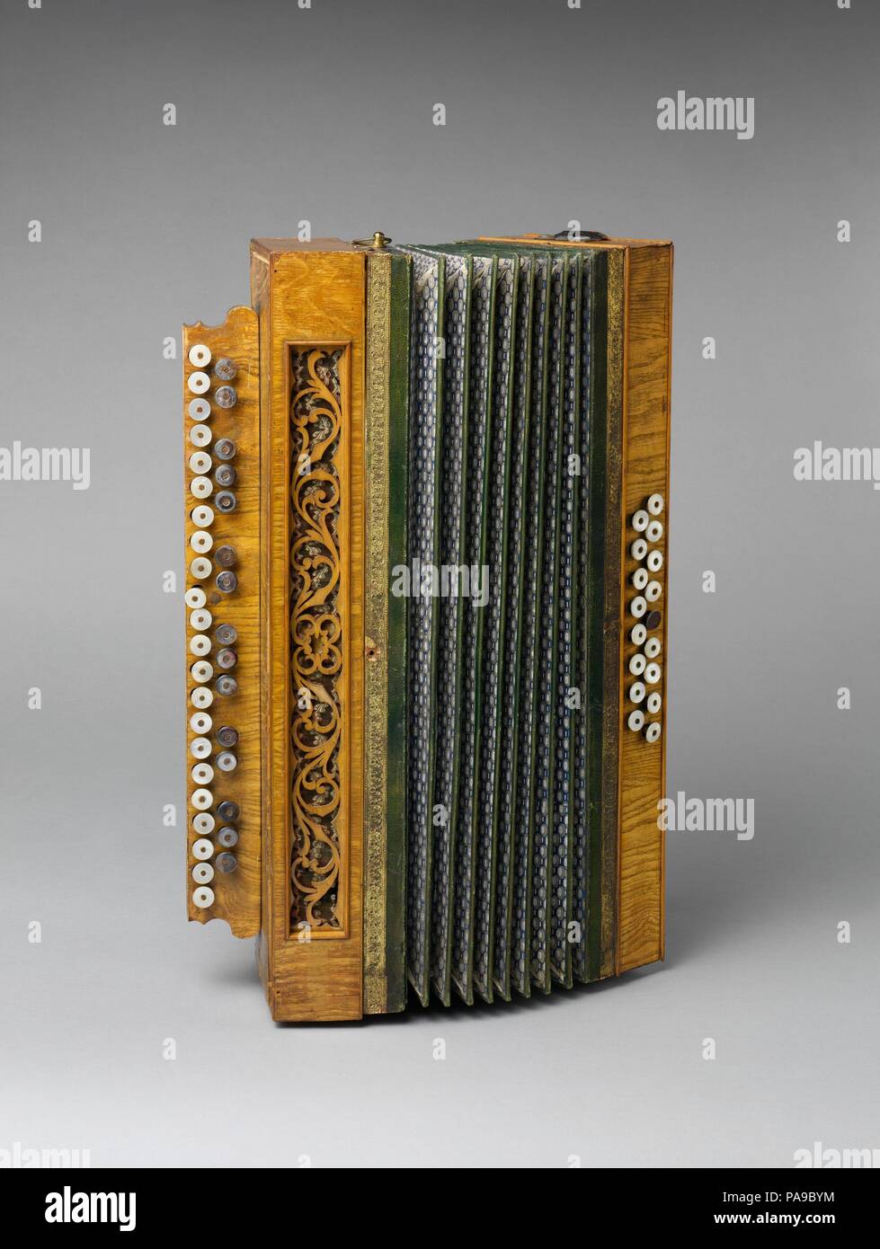 L'accordéon. Culture : Peut-être belge. Dimensions : hors tout : 19,9 x  14,7 x 52,7cm (7 13/16 x 5 13/16 x 20 3/4in.). Date : ca. 1890. Un accordéon  chromatique avec un