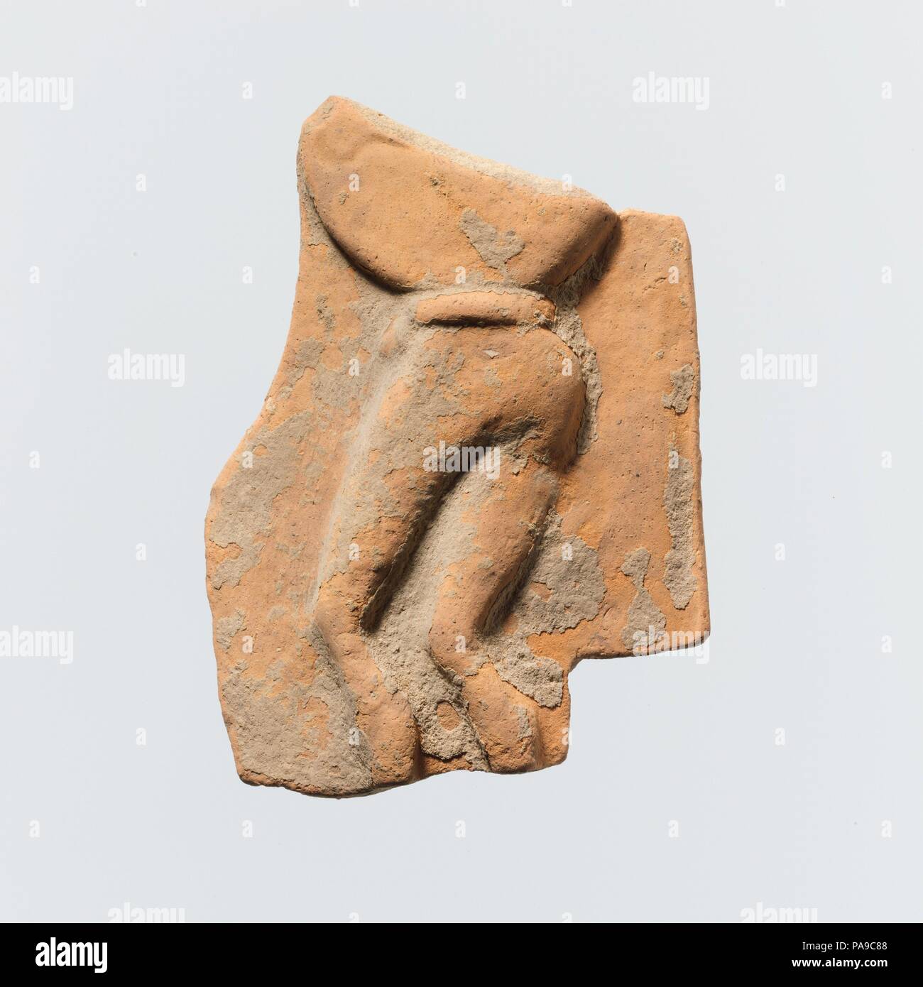 Fragment d'un terrracotta la plaque. Culture : le grec, crétois. Dimensions : 5 1/2 in. x 4 in. (14 cm x 10,1 cm). Date : 7ème siècle avant JC. Corps d'un guerrier portant un bouclier rond. L'appareil en faible relief semble être le canon d'un quadrupède. Musée : Metropolitan Museum of Art, New York, USA. Banque D'Images