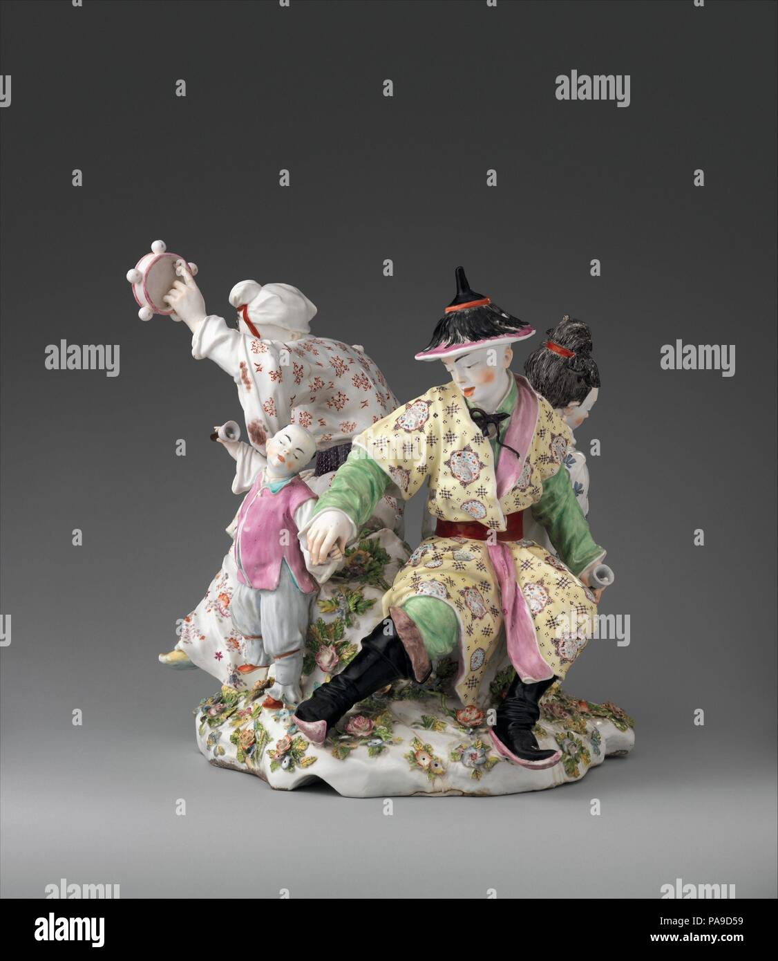 Les musiciens chinois. Culture : British, Chelsea. Dimensions : hors tout (confirmé) : 14 × 14 × 1/2 1/2 14 5/8 in., 30,2 lb. (36,8 × 36,8 × 37,1 cm, 13,7 kg). Manufacture de Porcelaine : Chelsea en usine (britannique, 1745-1784, période d'ancrage rouge, ca. 1753-58). Modeler : Joseph Willems (flamande, 1716-1766). Date : ca. 1755. Ce groupe de musiciens chinois reflète la popularité soutenue des chinoiseries, la représentation des chiffres fantaisistes et des paysages d'un Orient Exotique et l'imaginaire. L'ampleur des chiffres, la complexité de leurs poses, et la haute qualité de la décoration peinte rendent ce groupe o Banque D'Images