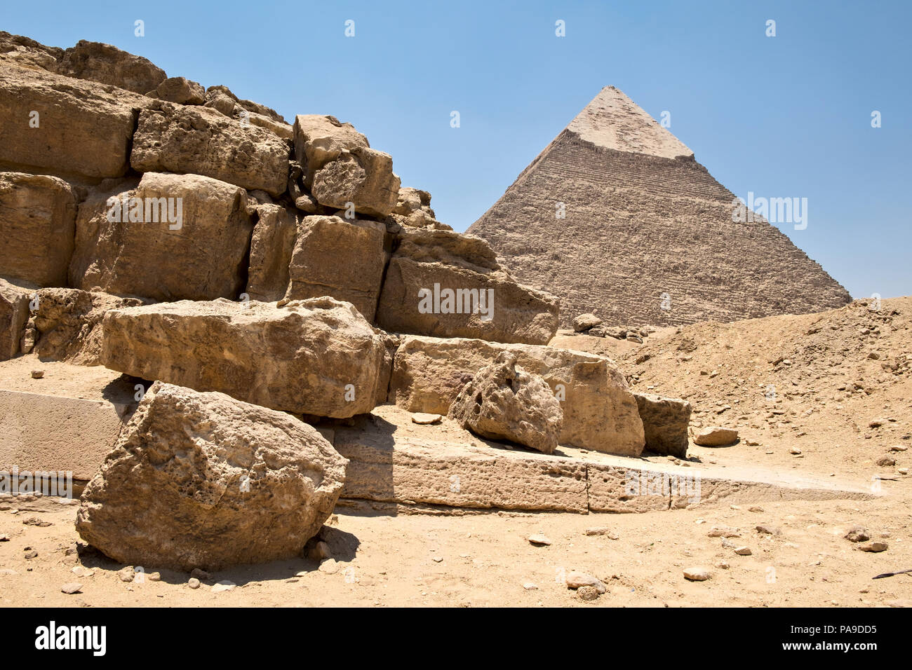 Pyramide de Khafré et ruines à l'ouest de cimetière, Giza, Egypte Banque D'Images