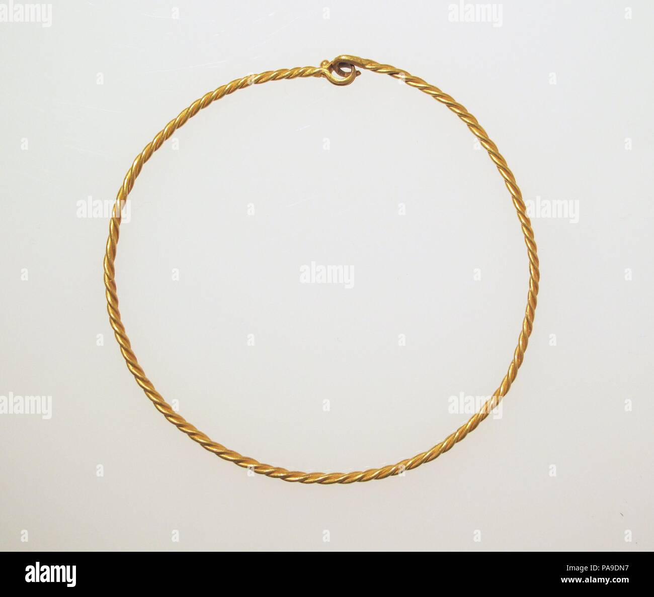 Bracelet. Dimensions : Diamètre : 3 × 5/16 1/16 in. (8,4 × 0,2 cm). Musée : Metropolitan Museum of Art, New York, USA. Banque D'Images