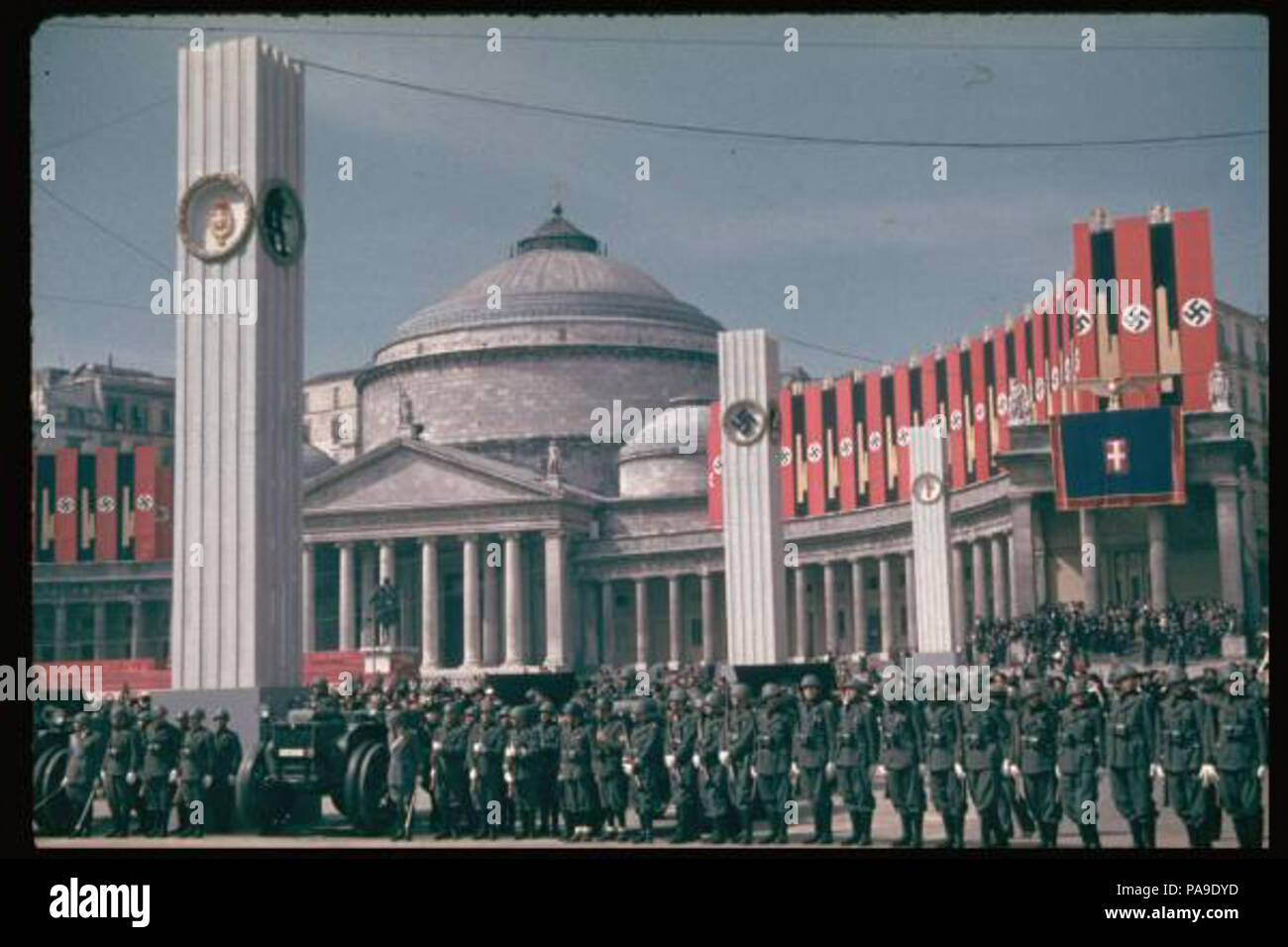 198 La Piazza Plebiscito - visita di Hitler a Napoli nel 1938 Banque D'Images