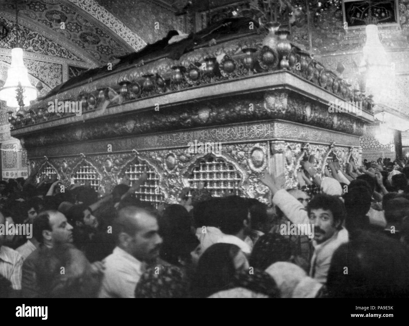 199 pèlerins autour de l'Imam Reza Zarih de culte - 1979 Banque D'Images
