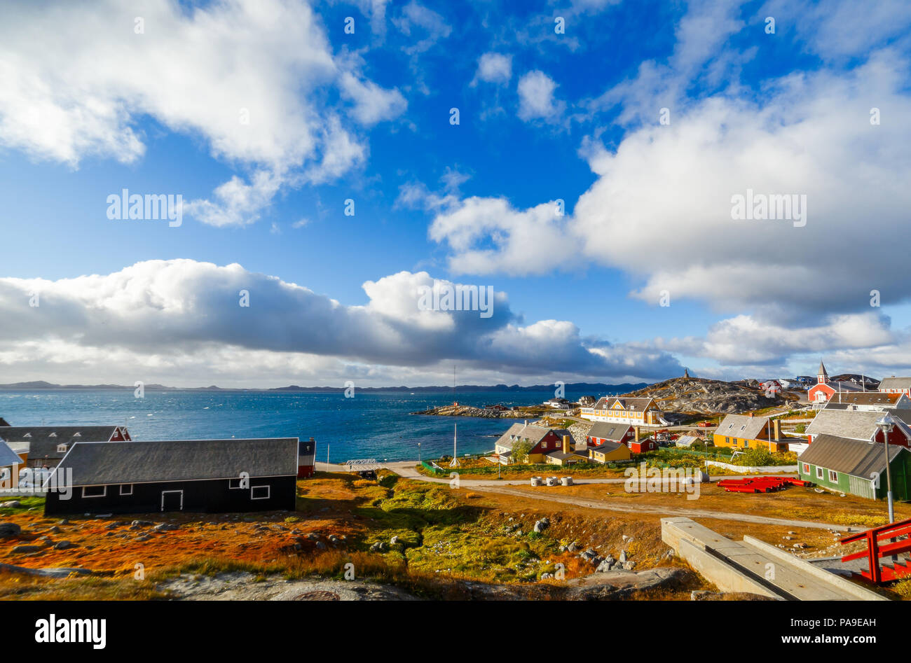Vieux port de la ville de Nuuk panorama du fjord avec nuages sur le ciel bleu en arrière-plan, Groenland Banque D'Images