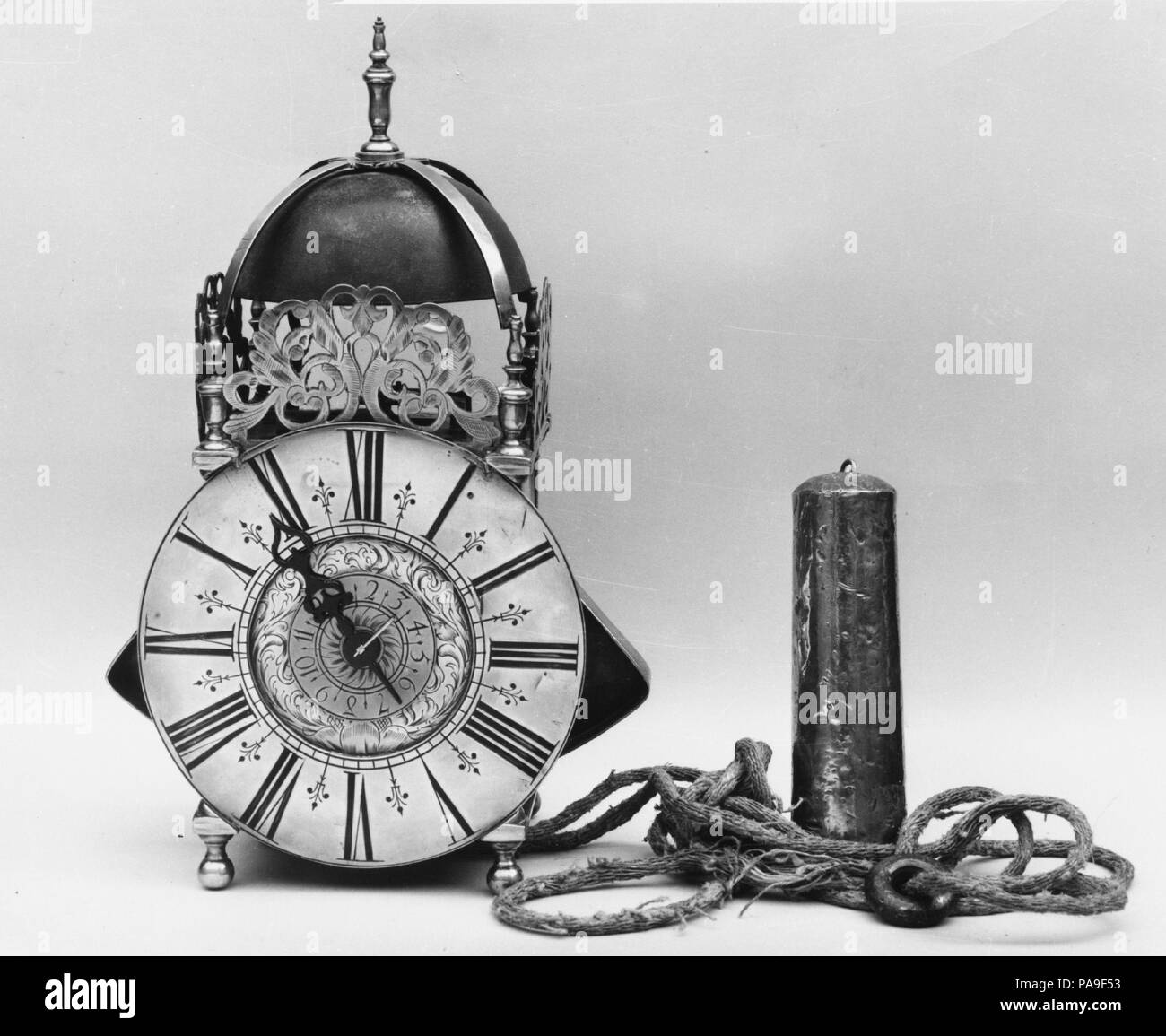 Horloge lanterne. Dimensions : 14 1/2 po. (36,8 cm). Date : ca. 1685. L'intérieur des œuvres d'horloges ont été fabriqués en laiton pour de nombreux siècles. À partir de la dix-septième à la fin du xviiie siècle, les extérieurs de l'horloge ont également été fabriqués à partir de laiton. Souvent appelé 'Horloges birdcage', le chef de l'horloges lanterne est un dôme formé par une cloche, avec la connexion de l'ajouré à Bell le cadran. Une autre caractéristique de ce type d'horloge est que son poids et la conduite en dehors de l'accrocher pendule réveil est petit cas plutôt que d'être cachés à l'intérieur d'un plus grand cas. Musée : Metropolitan Museum of Art, New York, USA. Banque D'Images