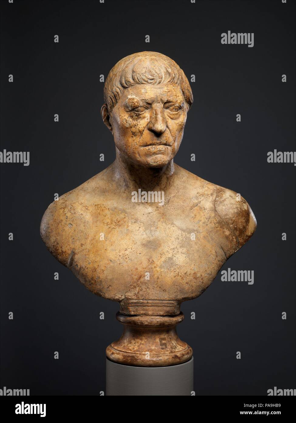 Portrait en buste d'un homme âgé. Culture : Roman. Dimensions : Hauteur : 25 3/8 po. (64,5 cm). Date : 2ème siècle de notre ère. Une fois un impressionnant portrait d'un vieil homme grâce à la saillie de Chin et ouvrir les yeux, le visage allongé semble tendu, une impression renforcée par les cercles profonde sous les yeux et le mouvement dans le front haut, avec sa forte, presque crûment à plis au-dessus de la racine du nez. Musée : Metropolitan Museum of Art, New York, USA. Banque D'Images