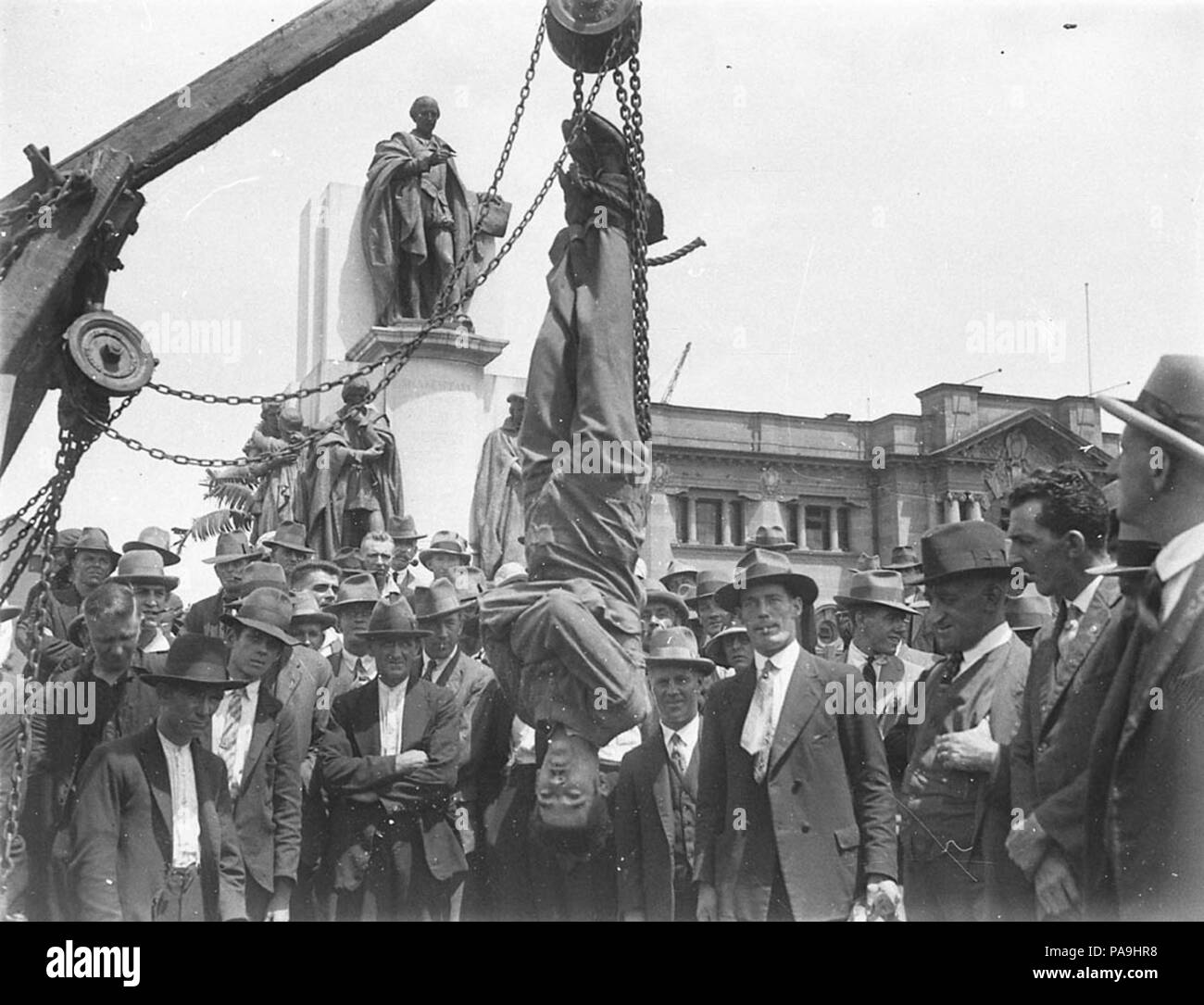 235 10479 SLNSW Murray le Escapologist est halé par ses pieds dans une camisole dans Shakespeare Place Sydney 16 Février 1928 Banque D'Images