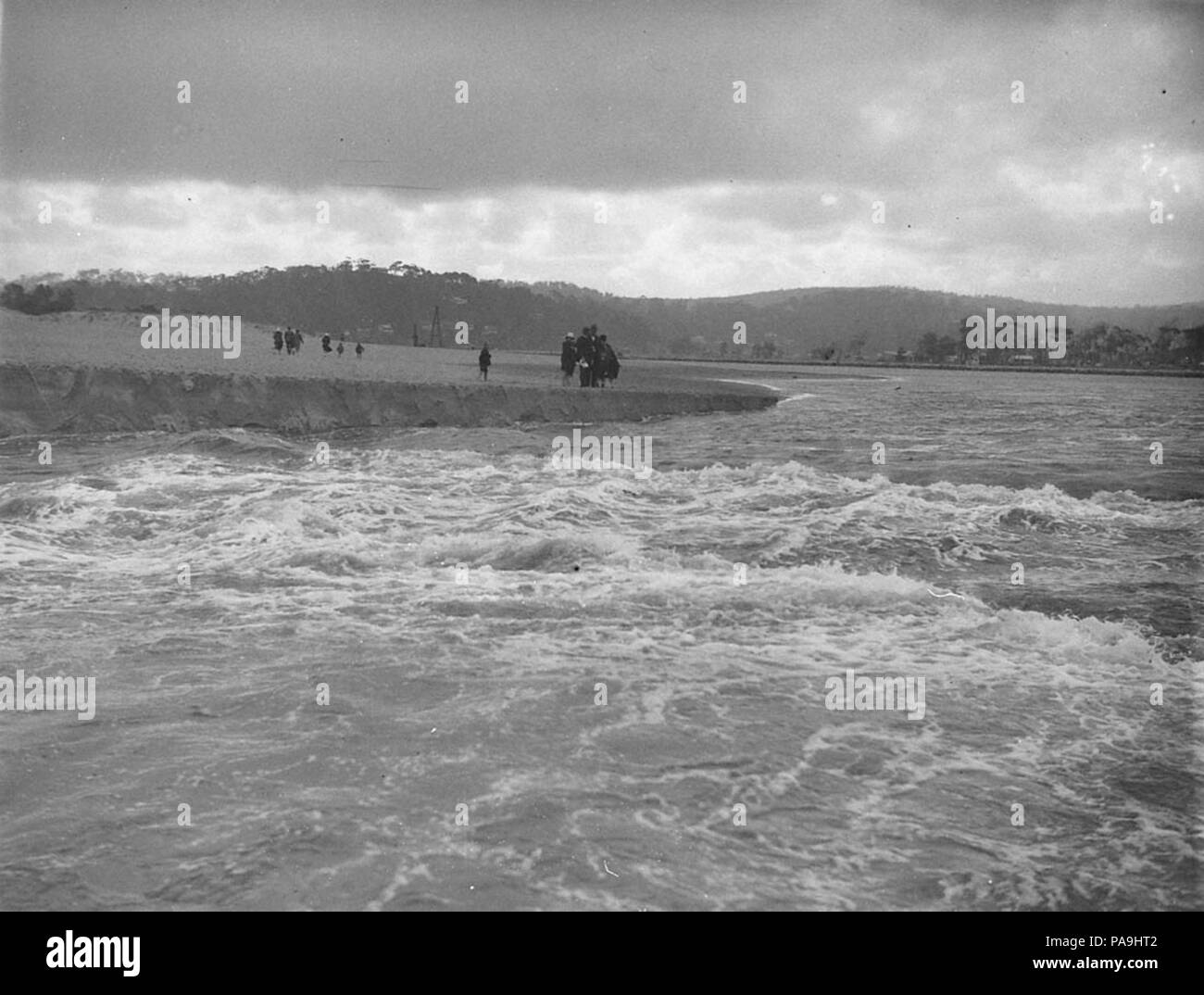 235 10525 SLNSW Foules montre de la banque comme le lac Narrabeen se déverse dans la mer Banque D'Images