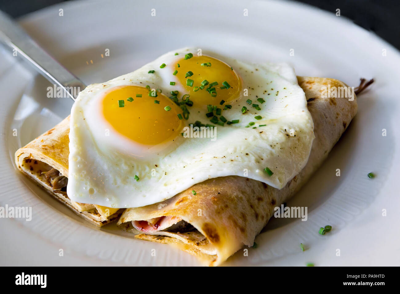 Lefse de pommes de terre au four avec crêpes norvégiennes oeufs ciboulette plat déjeuner sunnyside Banque D'Images